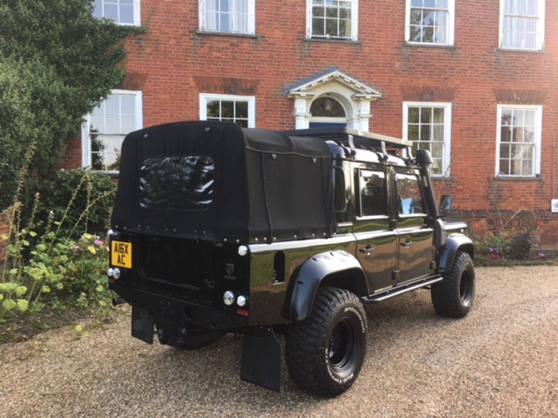 Deranged! Land Rover Defender 110 TD5 Double cab pick up. - Image 18 of 32