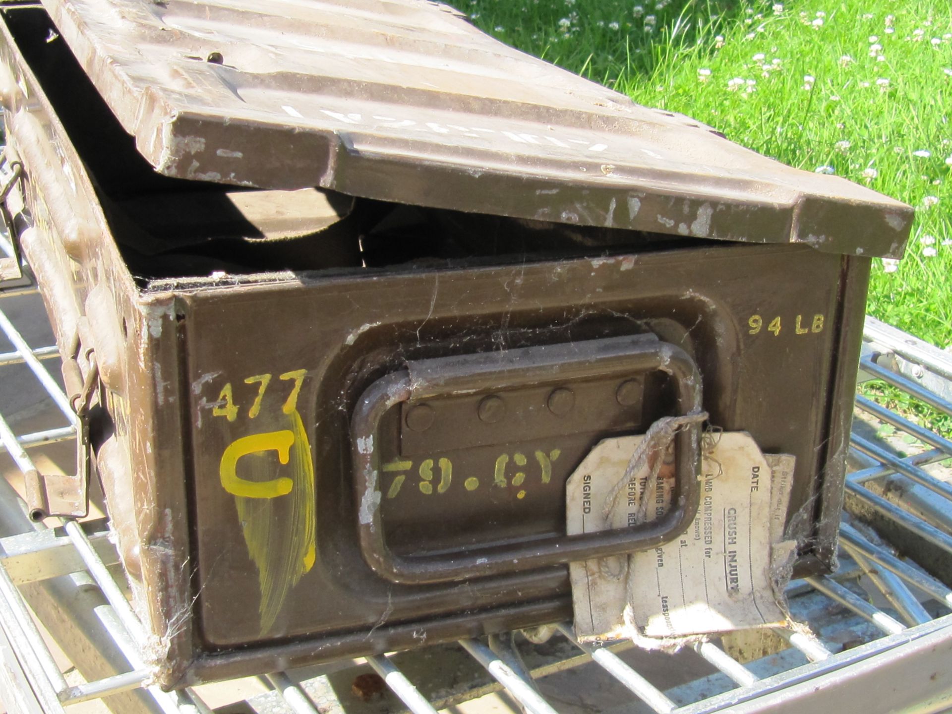 EX ARMY AMMUNITION BOX. SHIPPING AVAILABLE, NO VAT ON HAMMER. - Image 2 of 7