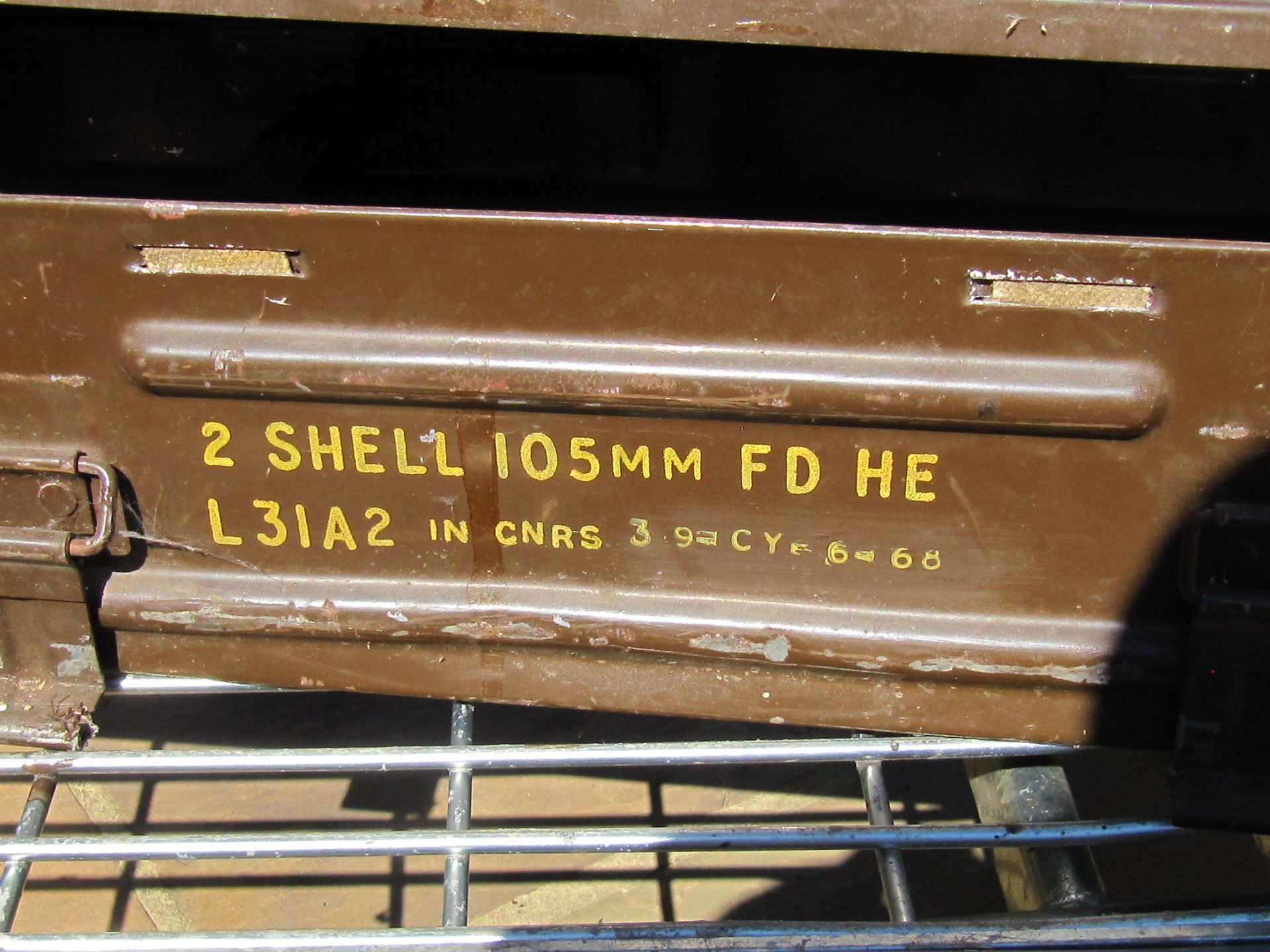 EX ARMY AMMUNITION BOX. SHIPPING AVAILABLE, NO VAT ON HAMMER. - Image 3 of 7