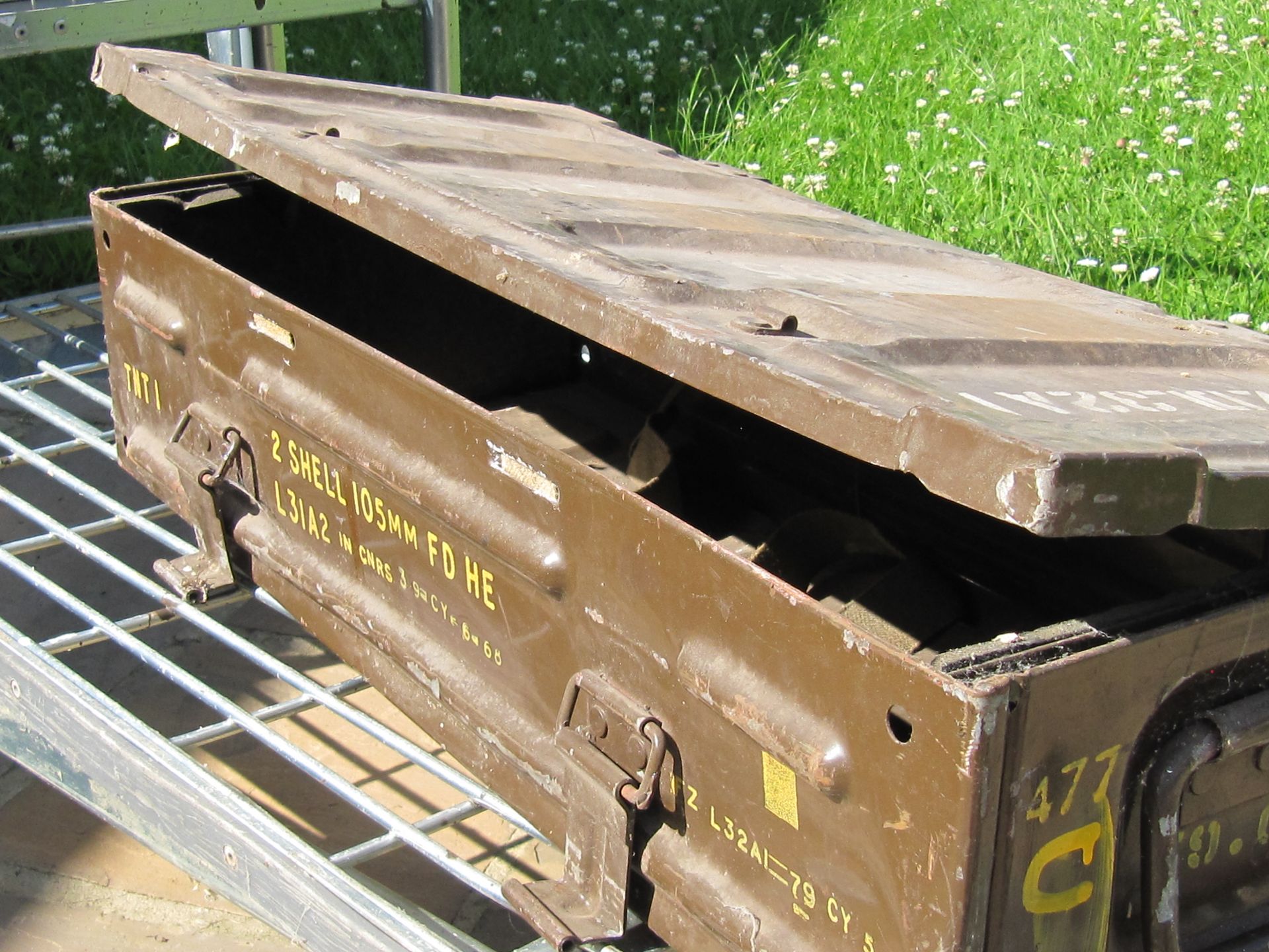 EX ARMY AMMUNITION BOX. SHIPPING AVAILABLE, NO VAT ON HAMMER. - Image 4 of 7