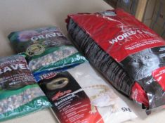 QUANTITY OF PET MINERALS INC. CAT LITTER. SHIPPING AVAILABLE, NO VAT ON HAMMER.
