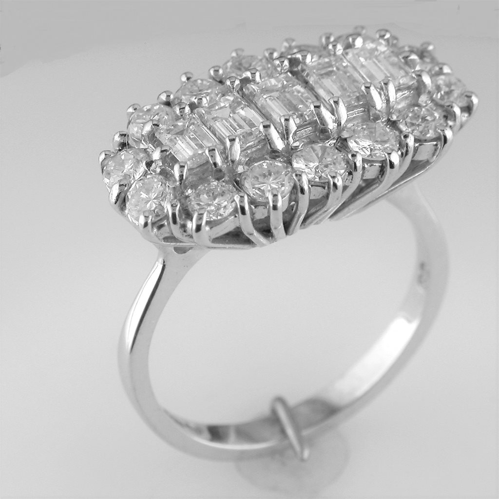 A Multistone Diamond Cluster Ring - Image 3 of 3