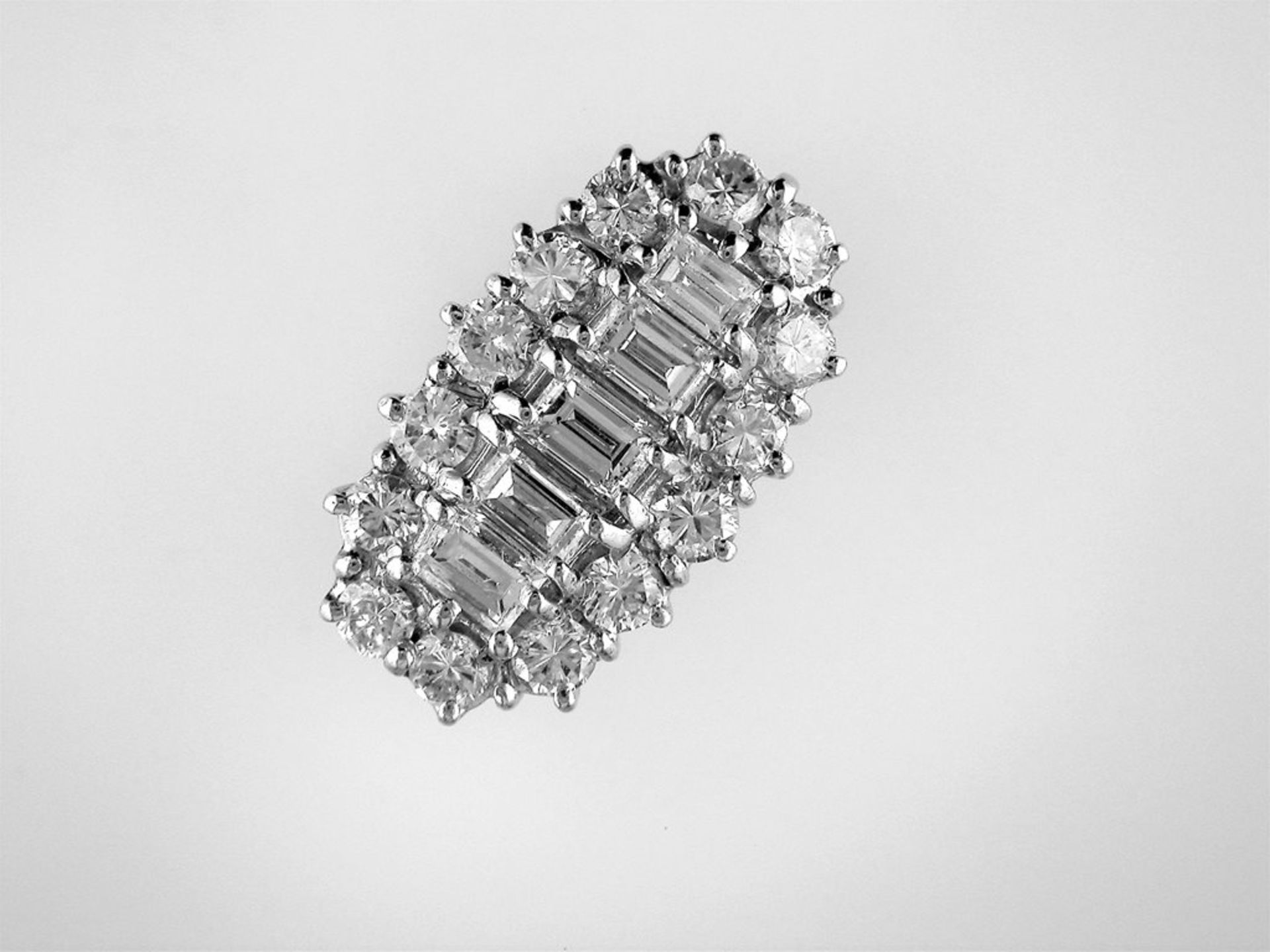 A Multistone Diamond Cluster Ring - Image 2 of 3