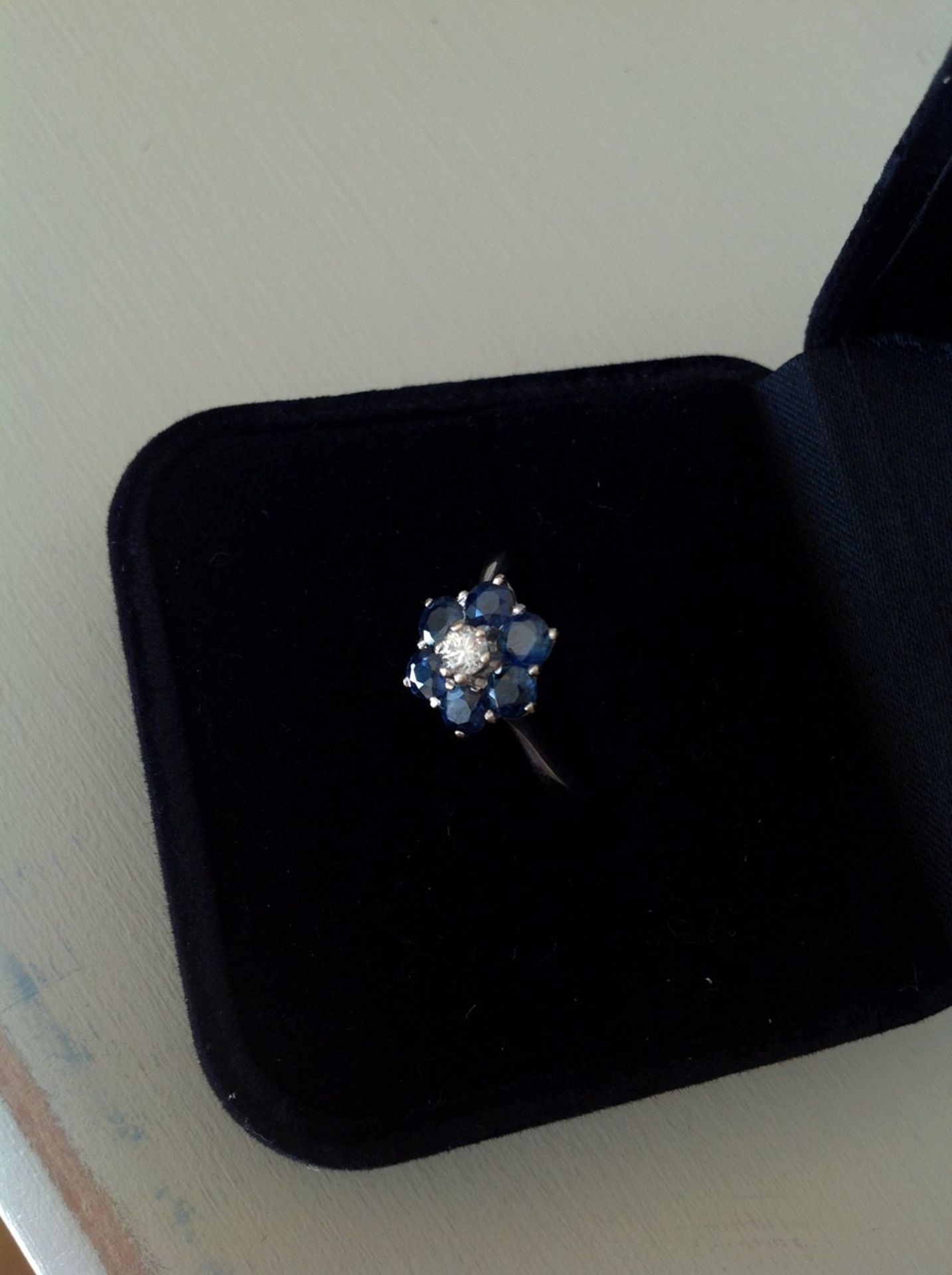 White Gold Sapphire and Diamond cluster ring - Image 3 of 4