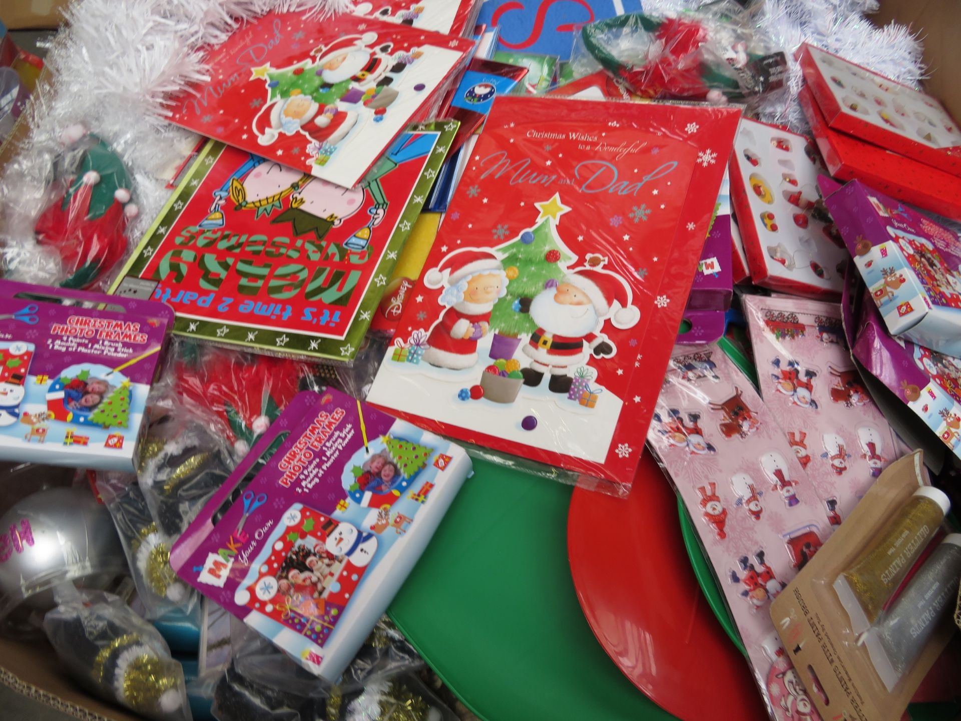 (M113) LARGE PALLET TO CONTAIN 100'S OF VARIOUS CHRISTMAS, HOMEWARE & TOY ITEMS SUCH AS:GIANT FLY - Image 4 of 4