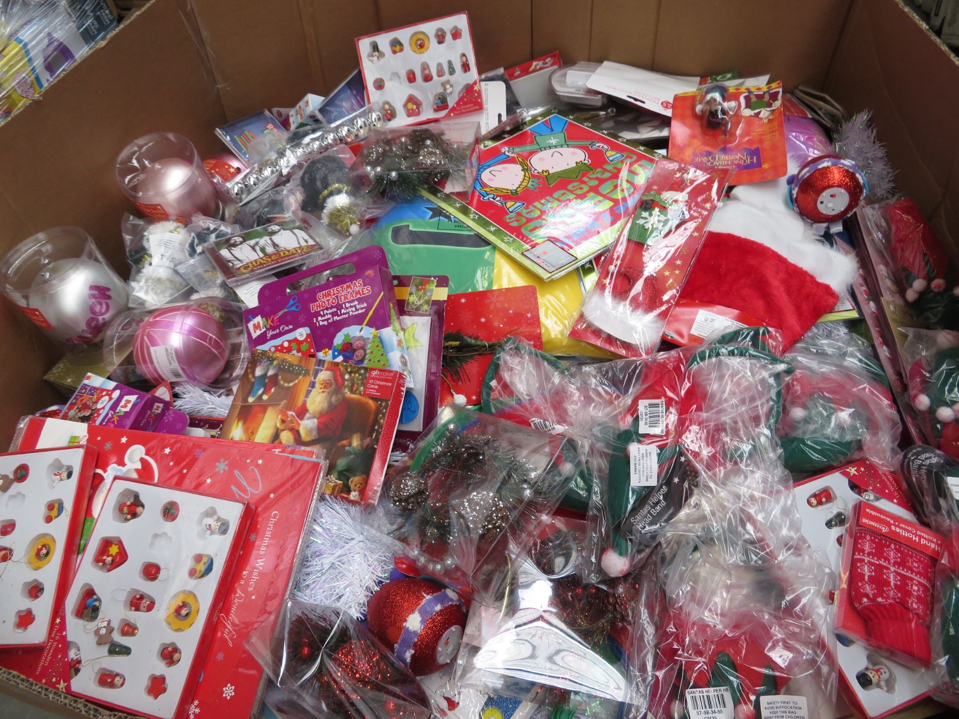 (M100) LARGE PALLET TO CONTAIN 100'S OF VARIOUS CHRISTMAS, HOMEWARE & TOY ITEMS SUCH AS: DISNEY - Image 2 of 4