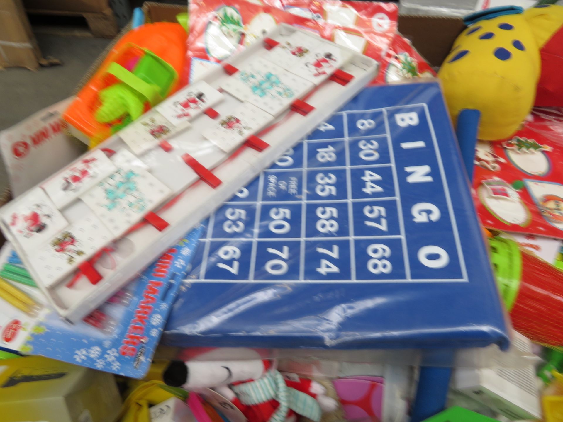 (M109) LARGE PALLET TO CONTAIN 100'S OF VARIOUS CHRISTMAS, HOMEWARE & TOY ITEMS SUCH AS: SANTA - Image 4 of 5