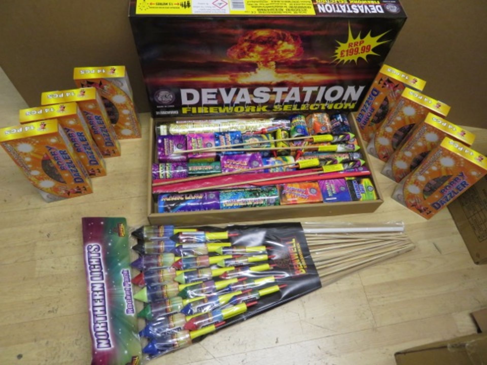 MEGA 163 PIECE FIREWORK LOT - INCLUDES: 1 x DEVASTATION 31 PIECE SELECTION BOX, 1 x PACK OF 20 - Image 4 of 7