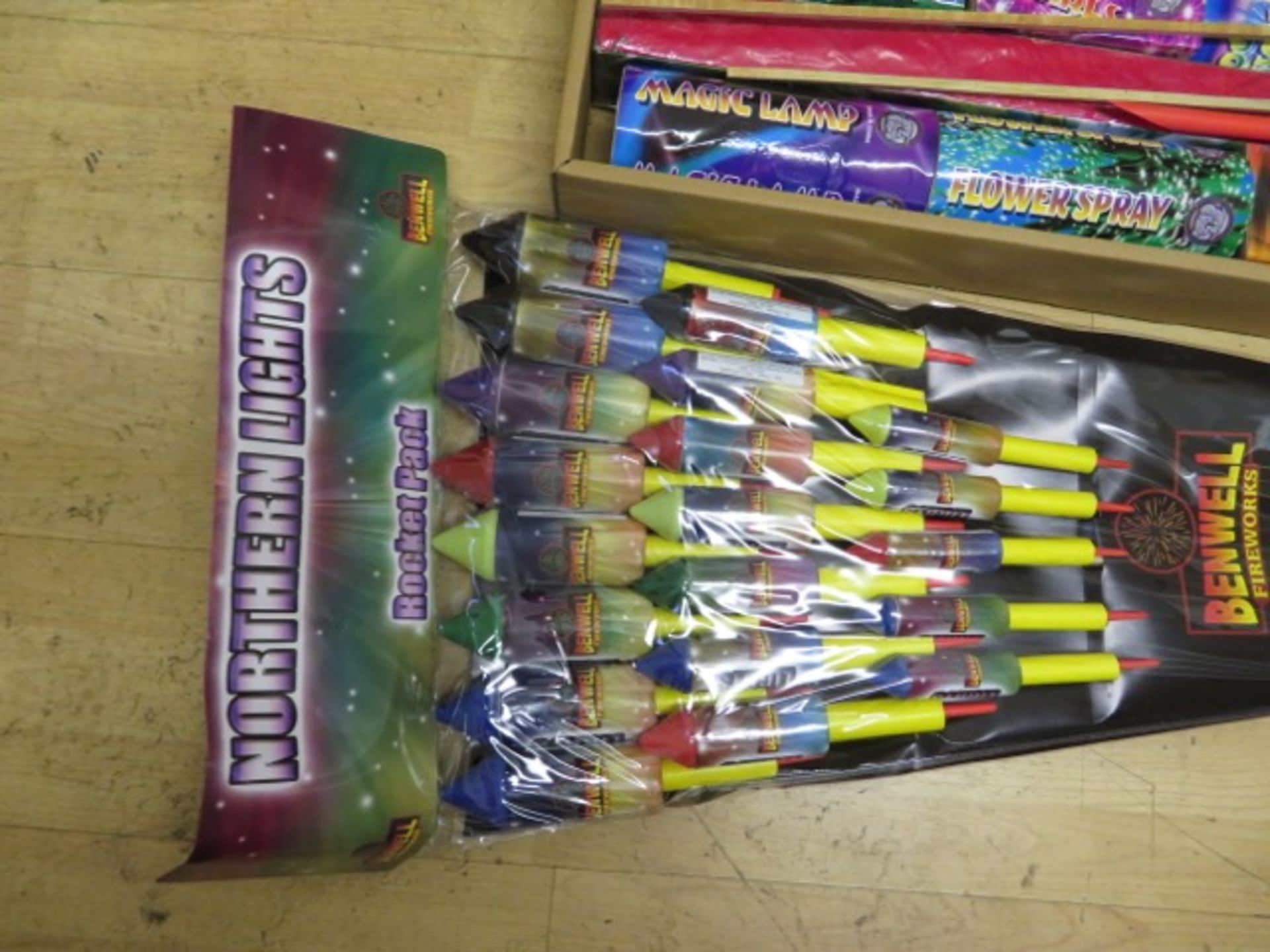 MEGA 163 PIECE FIREWORK LOT - INCLUDES: 1 x DEVASTATION 31 PIECE SELECTION BOX, 1 x PACK OF 20 - Image 5 of 7