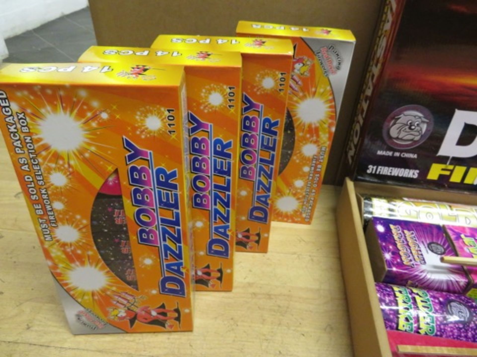 MEGA 163 PIECE FIREWORK LOT - INCLUDES: 1 x DEVASTATION 31 PIECE SELECTION BOX, 1 x PACK OF 20 - Image 6 of 7