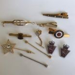 A good selection of vintage tie pins, hat pins, badges etc. (11)