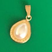 Stamped 9ct - pear shaped pendant set with a pearl