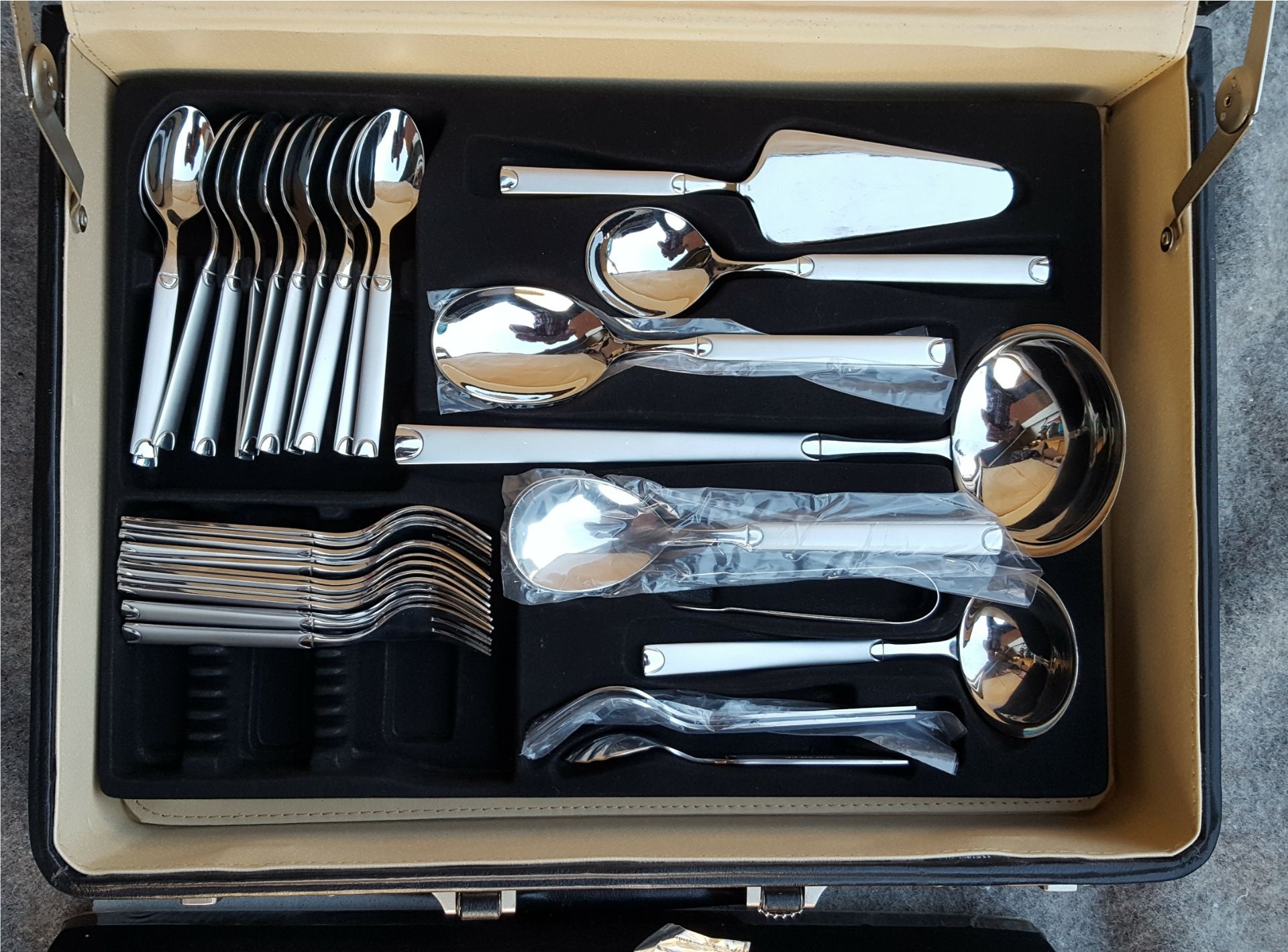 Briefcase Containing A 12 Piece Cutlery Set & Serving Set - Bild 2 aus 2
