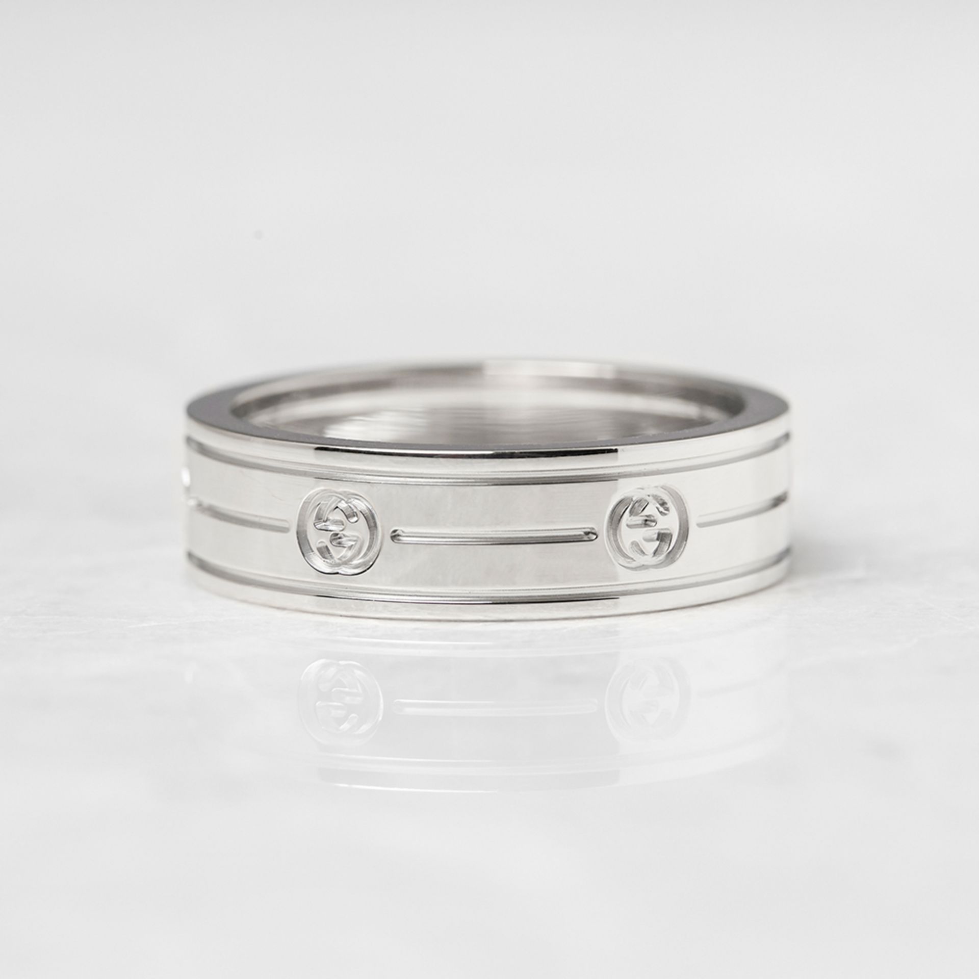 Gucci 18k White Gold Logo Band Ring - Image 2 of 5