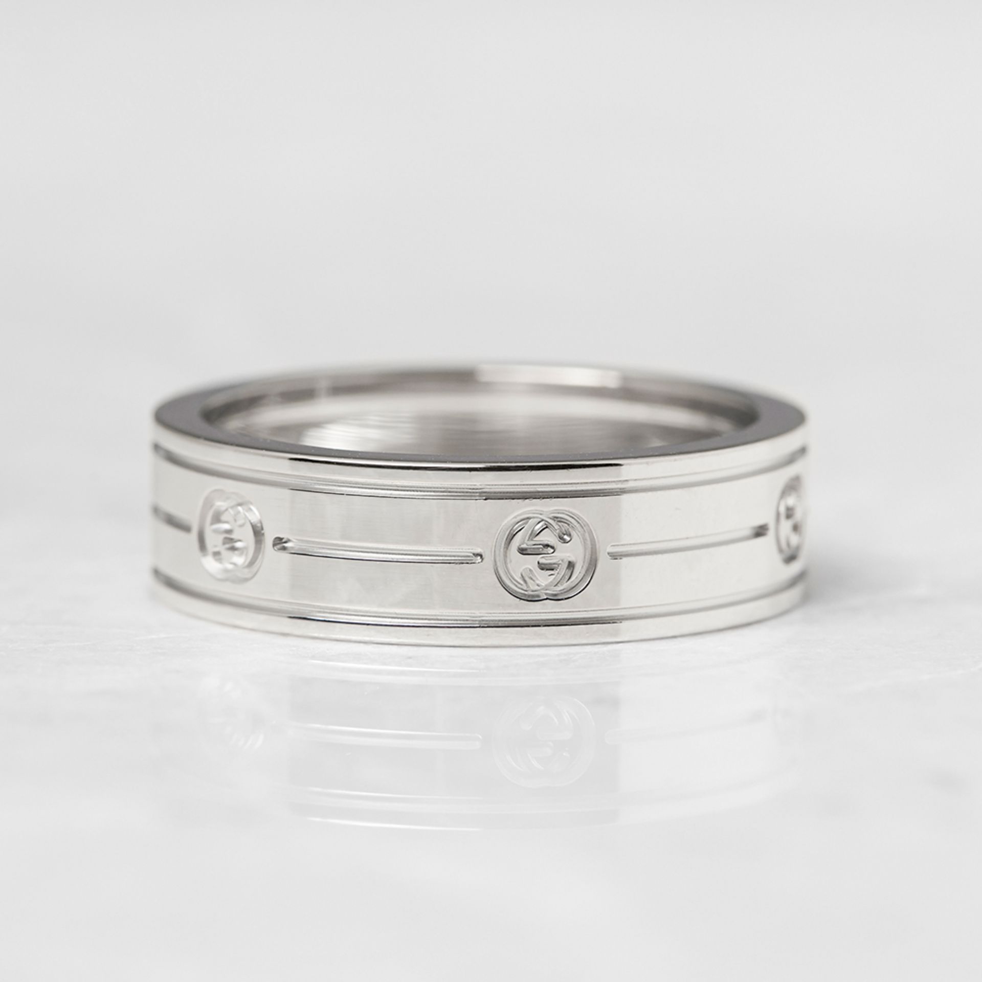 Gucci 18k White Gold Logo Band Ring - Image 4 of 5