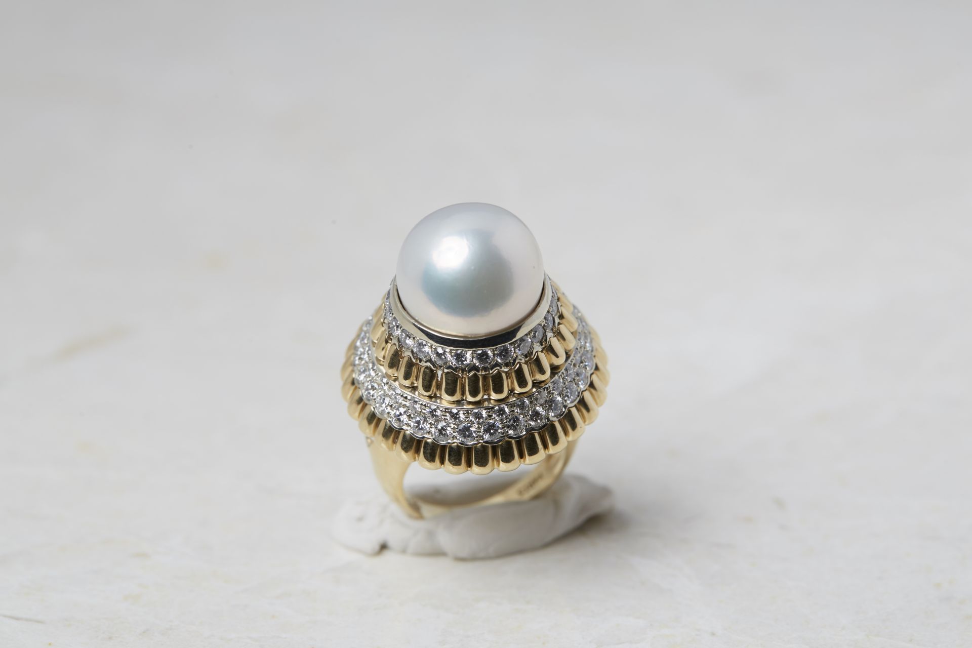 Van Cleef & Arpels 18k Yellow Gold Pearl & Diamond Ring - Image 2 of 28