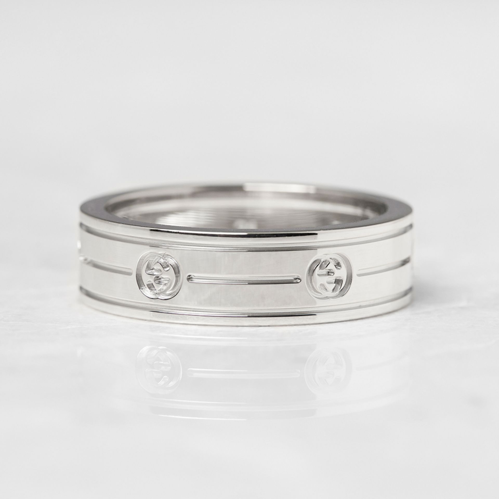 Gucci 18k White Gold Logo Band Ring - Image 3 of 5