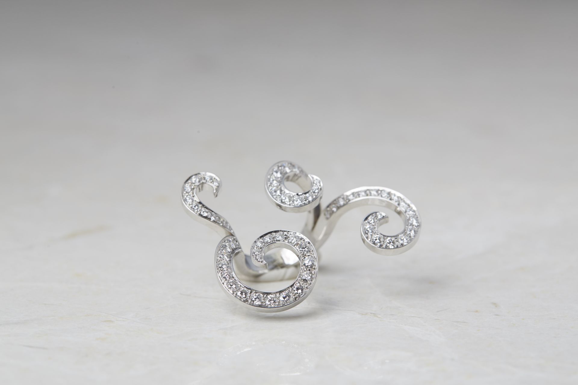 Van Cleef & Arpels 18k White Gold Diamond Oiseaux de Paradis Between The Finger Ring - Image 5 of 16