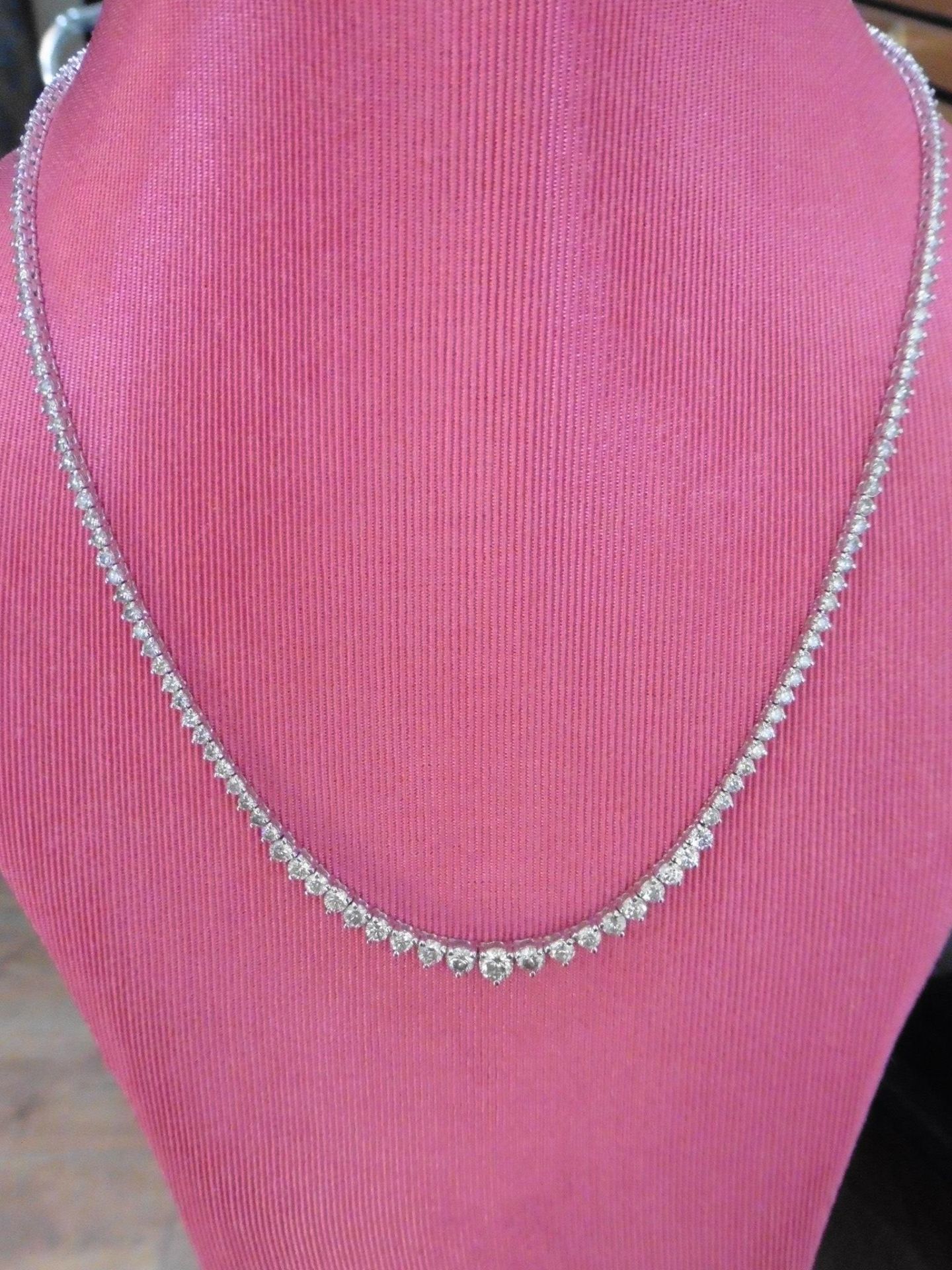 11.75ct Diamond tennis style necklace. 3 claw setting. Graduated diamonds, I colour, Si2 clarity - Image 3 of 3