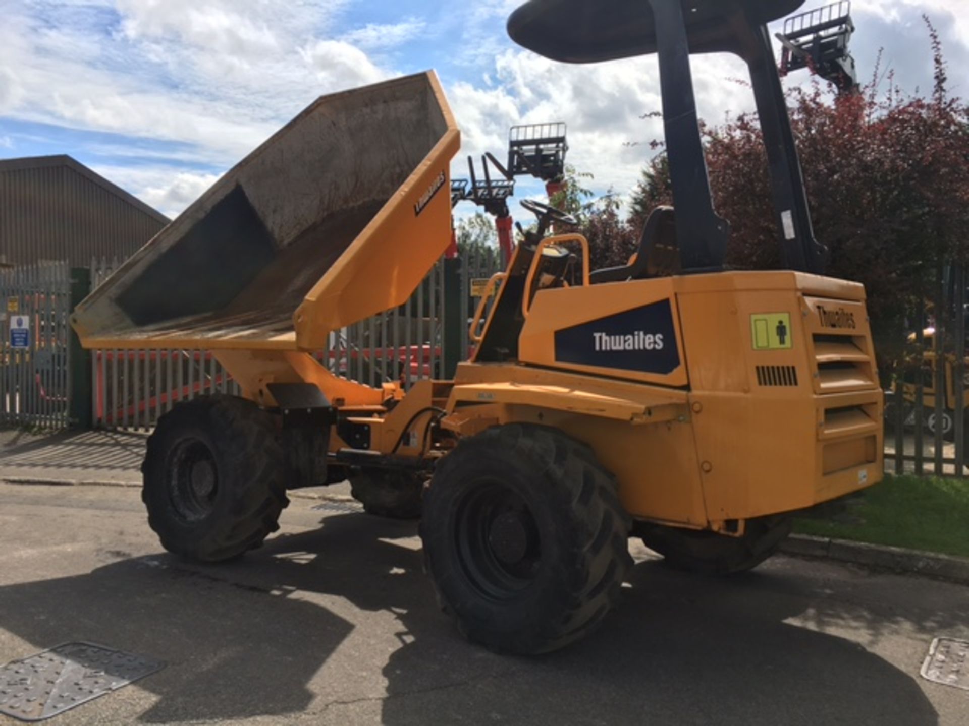 2006 Thwaites Dumper 2006, 6 Tonne swivel, repainted, very good condition. Perkins engine. - Image 5 of 6