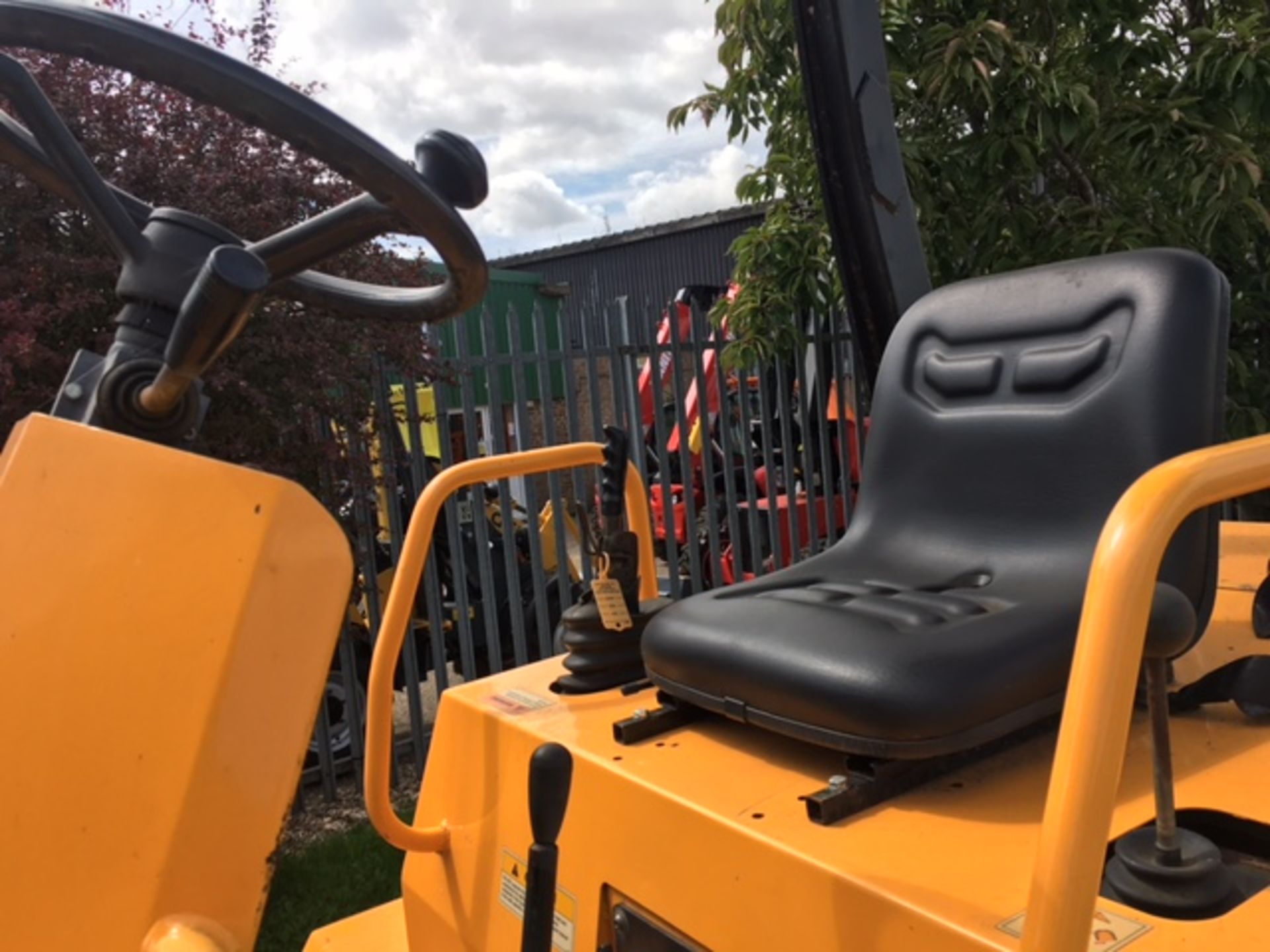 2006 Thwaites Dumper 2006, 6 Tonne swivel, repainted, very good condition. Perkins engine. - Image 6 of 6