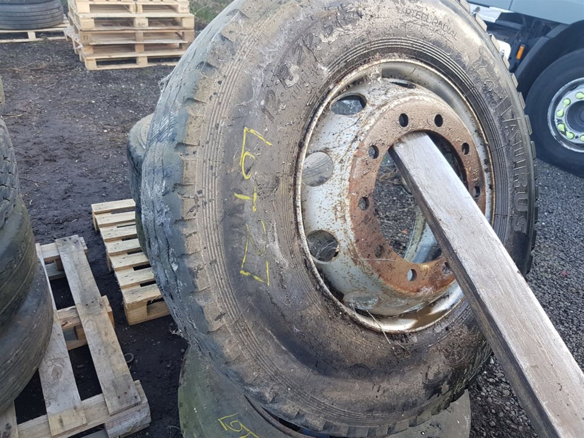 4x 11 | 22.5 Assorted Tyres - Image 4 of 4