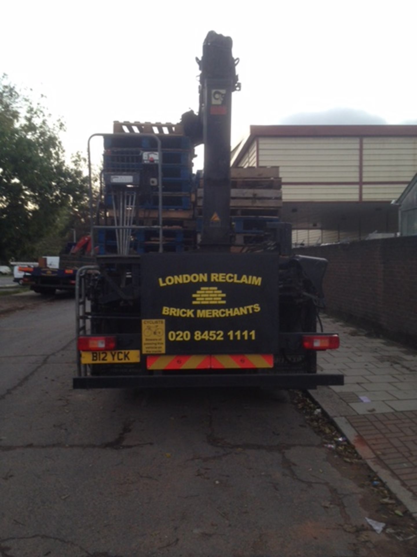 6x2 flatbed crane lorry, yr 2008, mileage 458,000 c/w hiab double extension rear crane, rear lift - Image 4 of 5