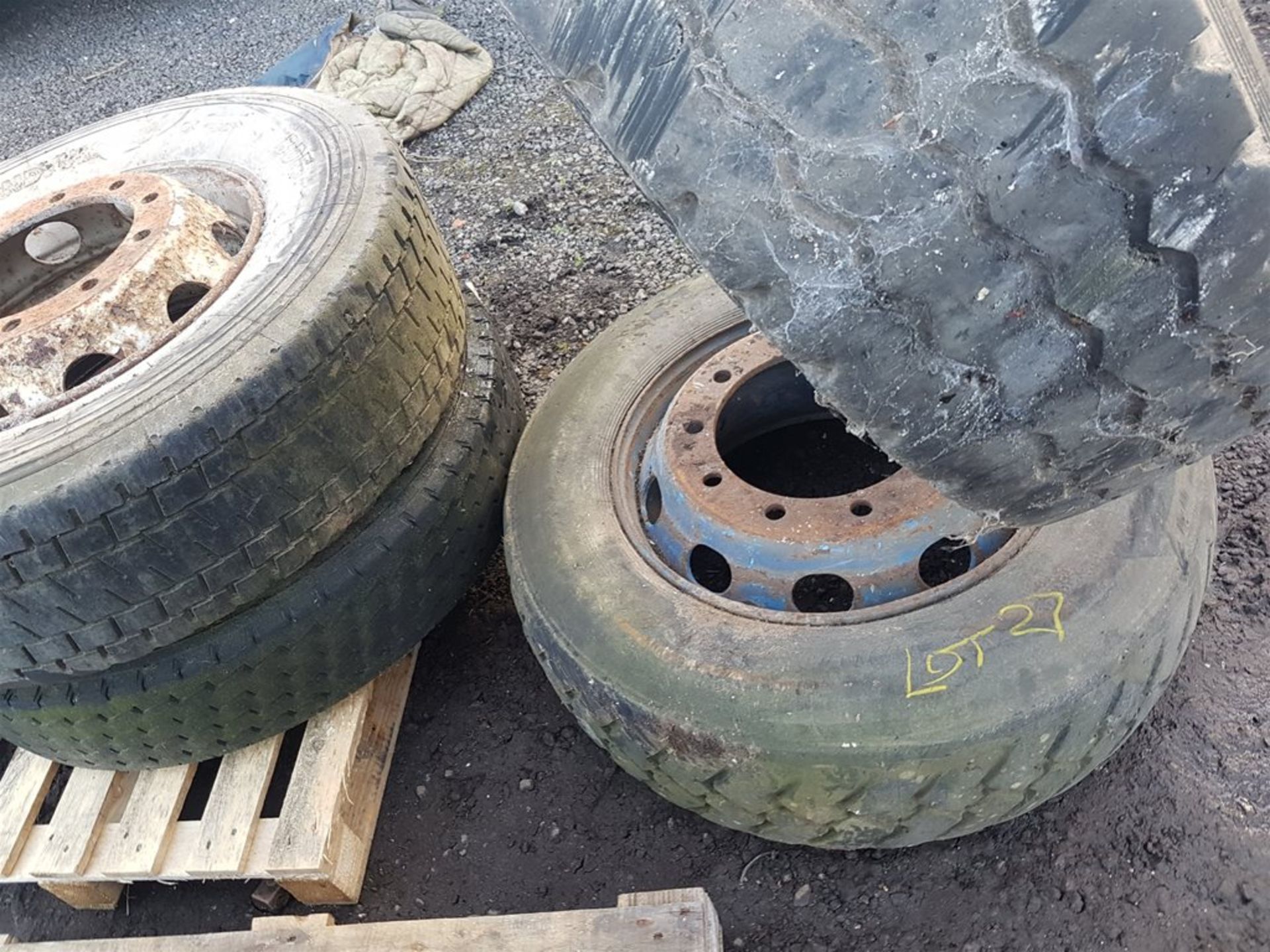 4x 11 | 22.5 Assorted Tyres - Image 2 of 4