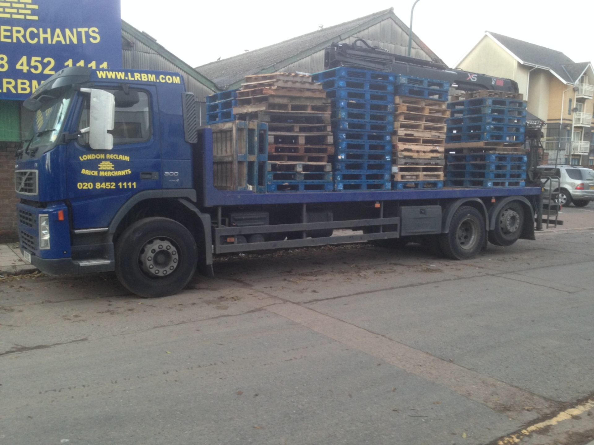 6x2 flatbed crane lorry, yr 2008, mileage 458,000 c/w hiab double extension rear crane, rear lift - Image 3 of 5