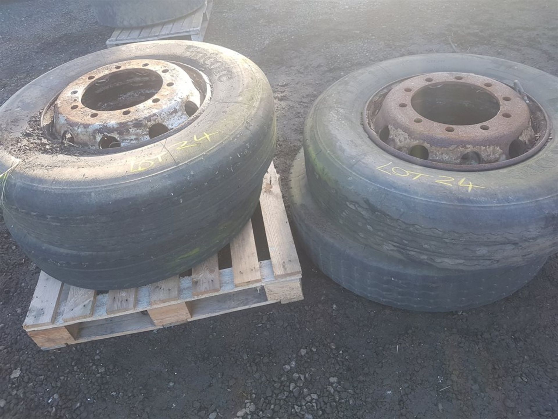 4x 11 | 22.5 Truck Front Steer Tyres - Image 2 of 3