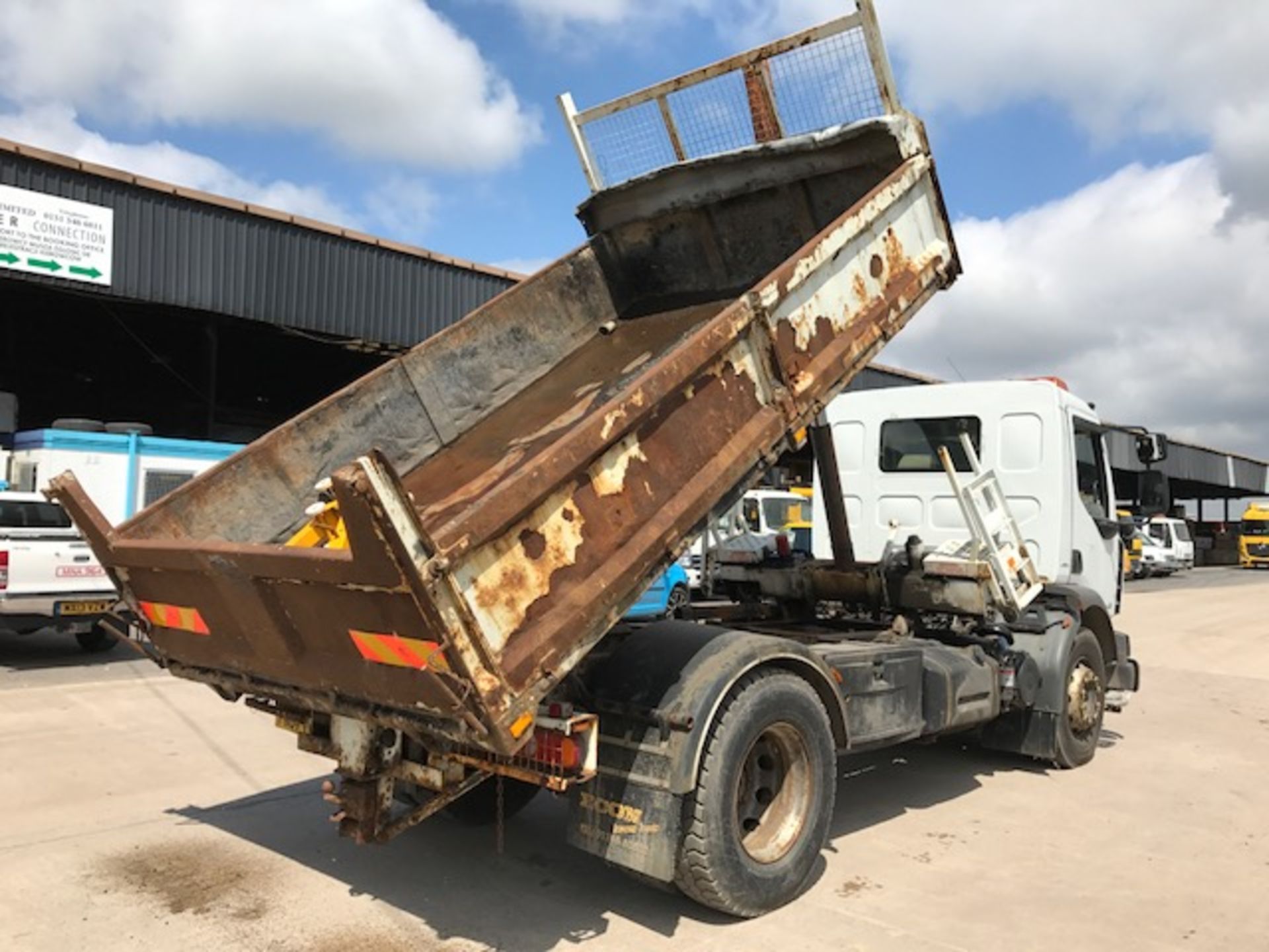 2007 Renault Midlum 240 DXi Demountable Tipper Gritter - Image 2 of 8