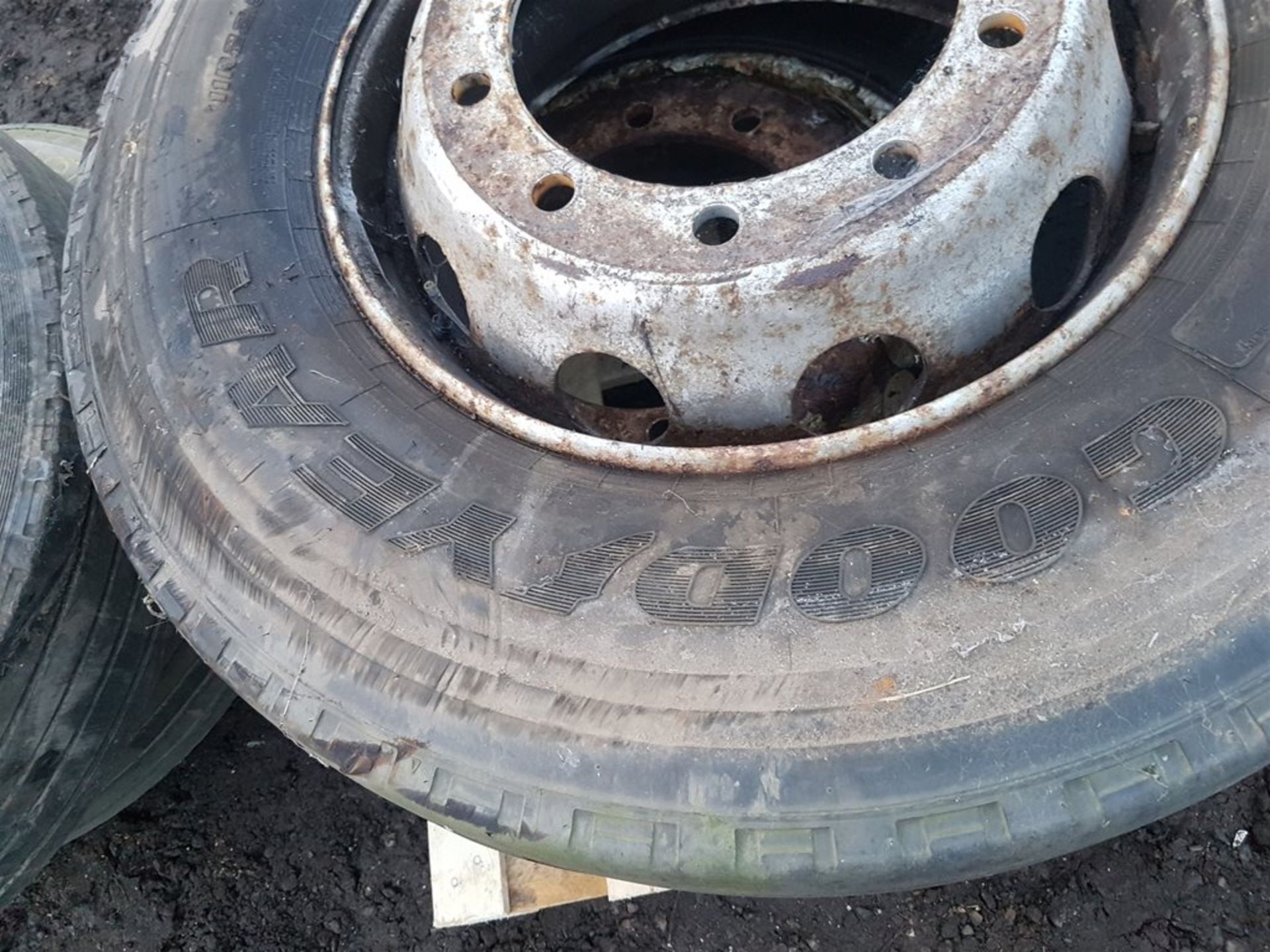 4x 11 | 22.5 Truck Front Steer Tyres - Image 4 of 4