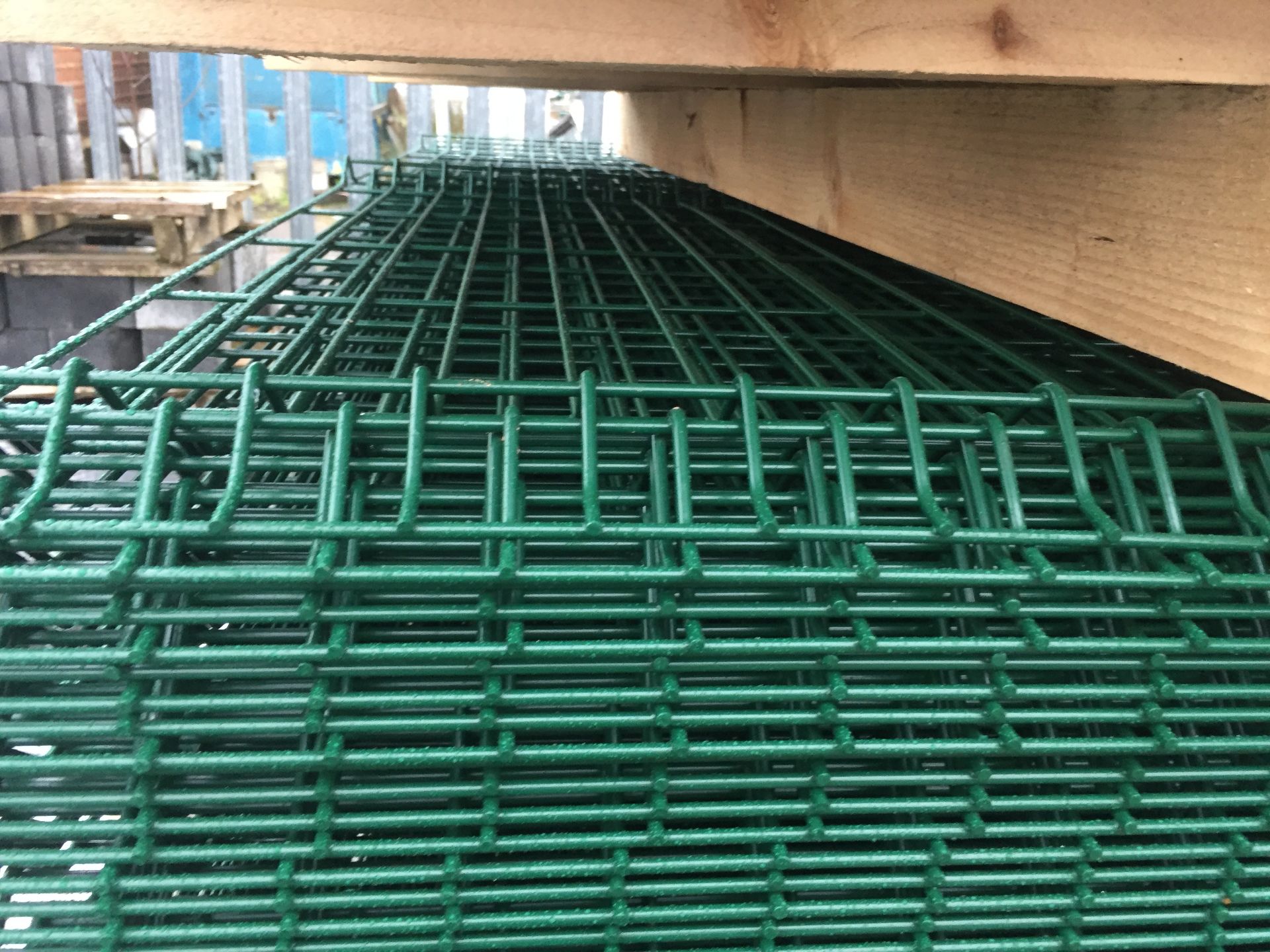 100 x panels of new green mesh 1750h x3000w - Image 2 of 2