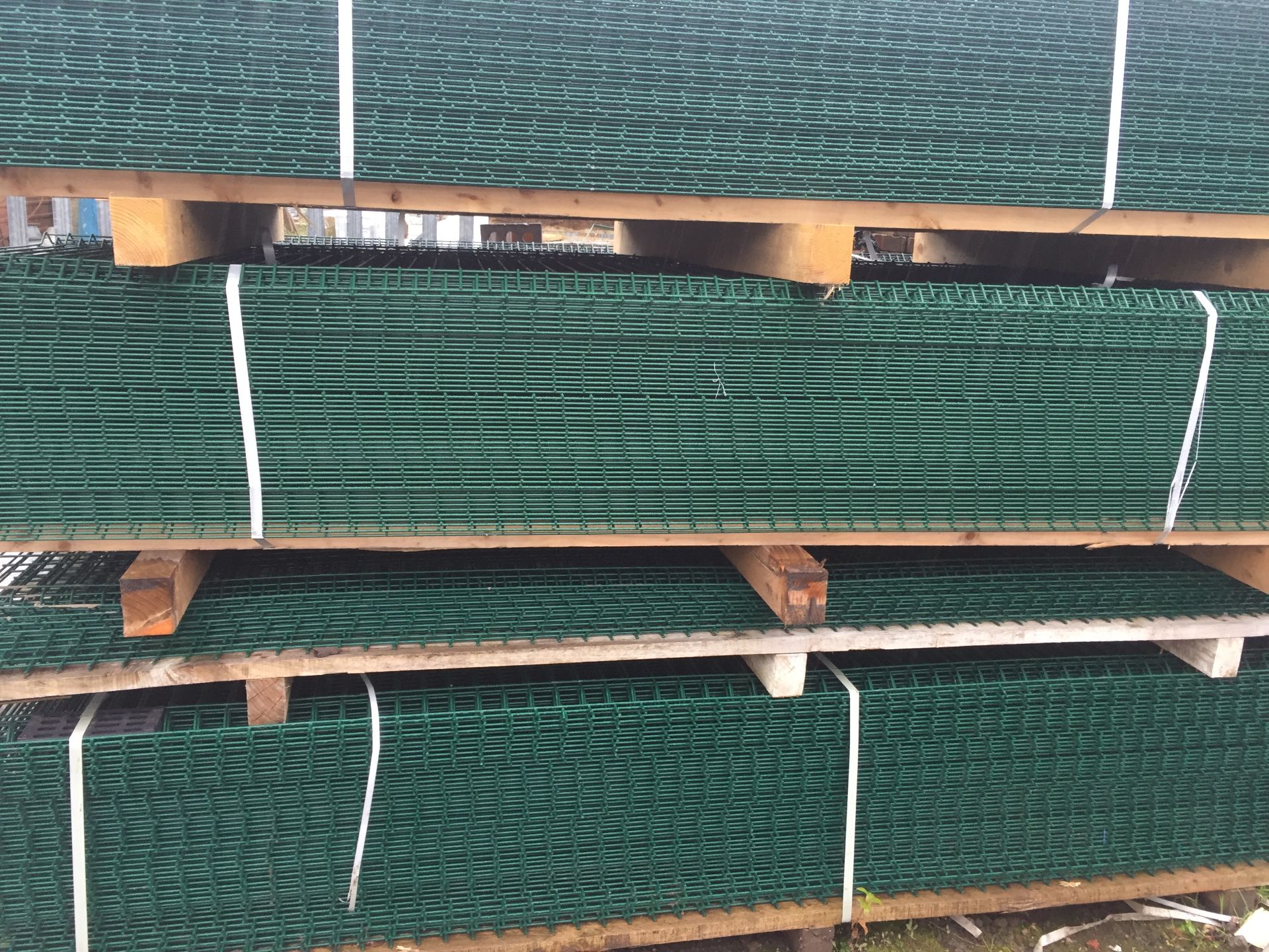 100 x panels of new green mesh 1750h x3000w