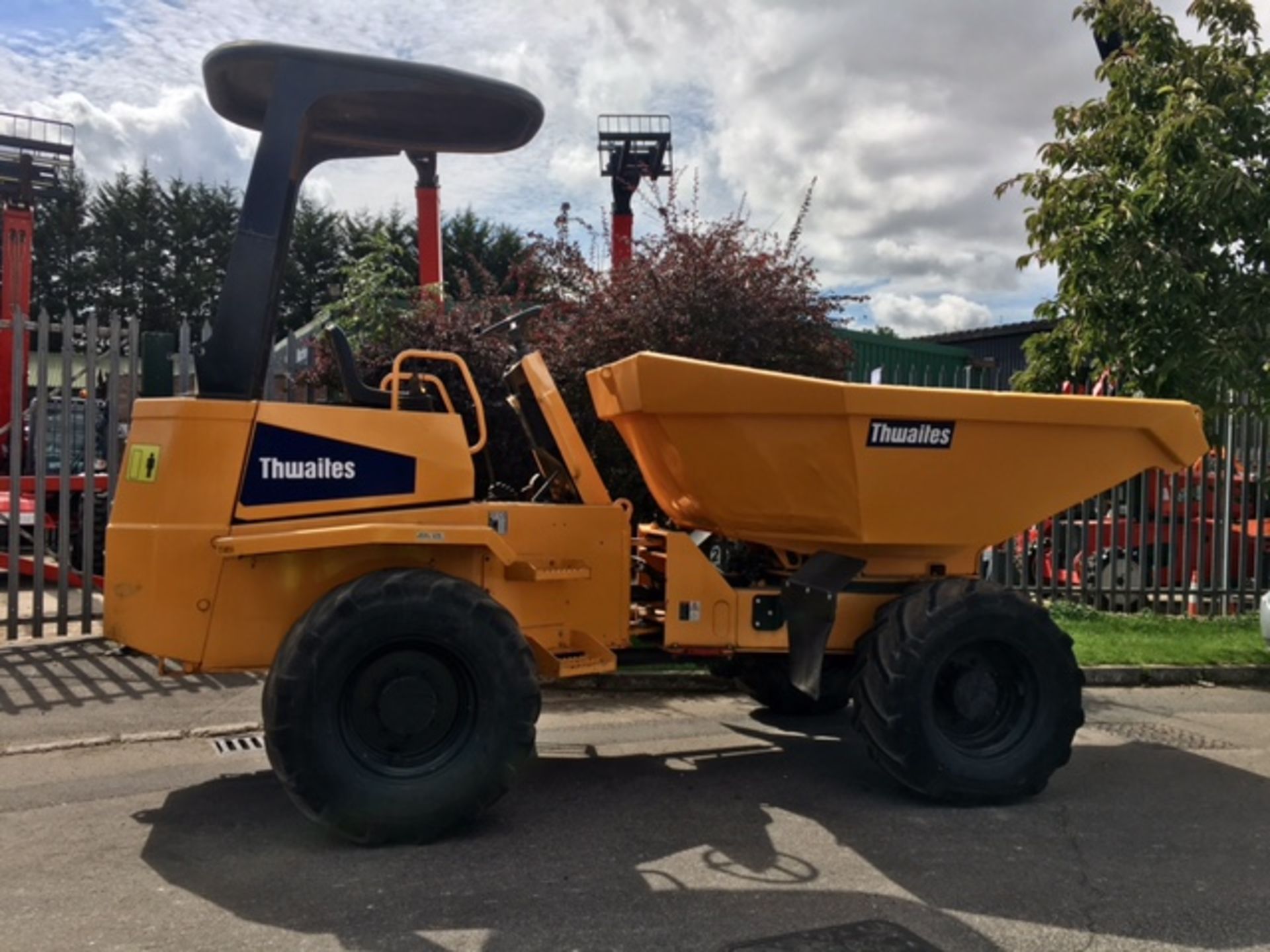 2006 Thwaites Dumper 2006, 6 Tonne swivel, repainted, very good condition. Perkins engine.