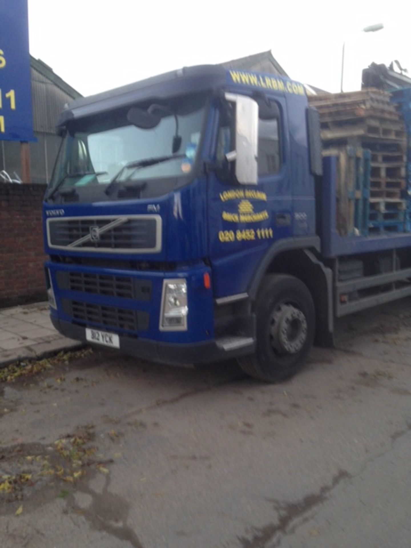 6x2 flatbed crane lorry, yr 2008, mileage 458,000 c/w hiab double extension rear crane, rear lift - Image 2 of 5