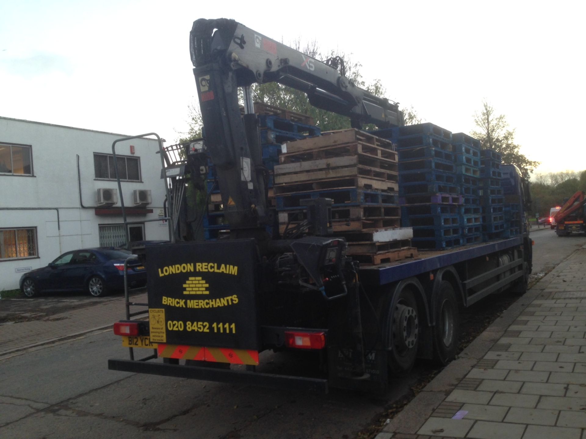 6x2 flatbed crane lorry, yr 2008, mileage 458,000 c/w hiab double extension rear crane, rear lift - Image 5 of 5