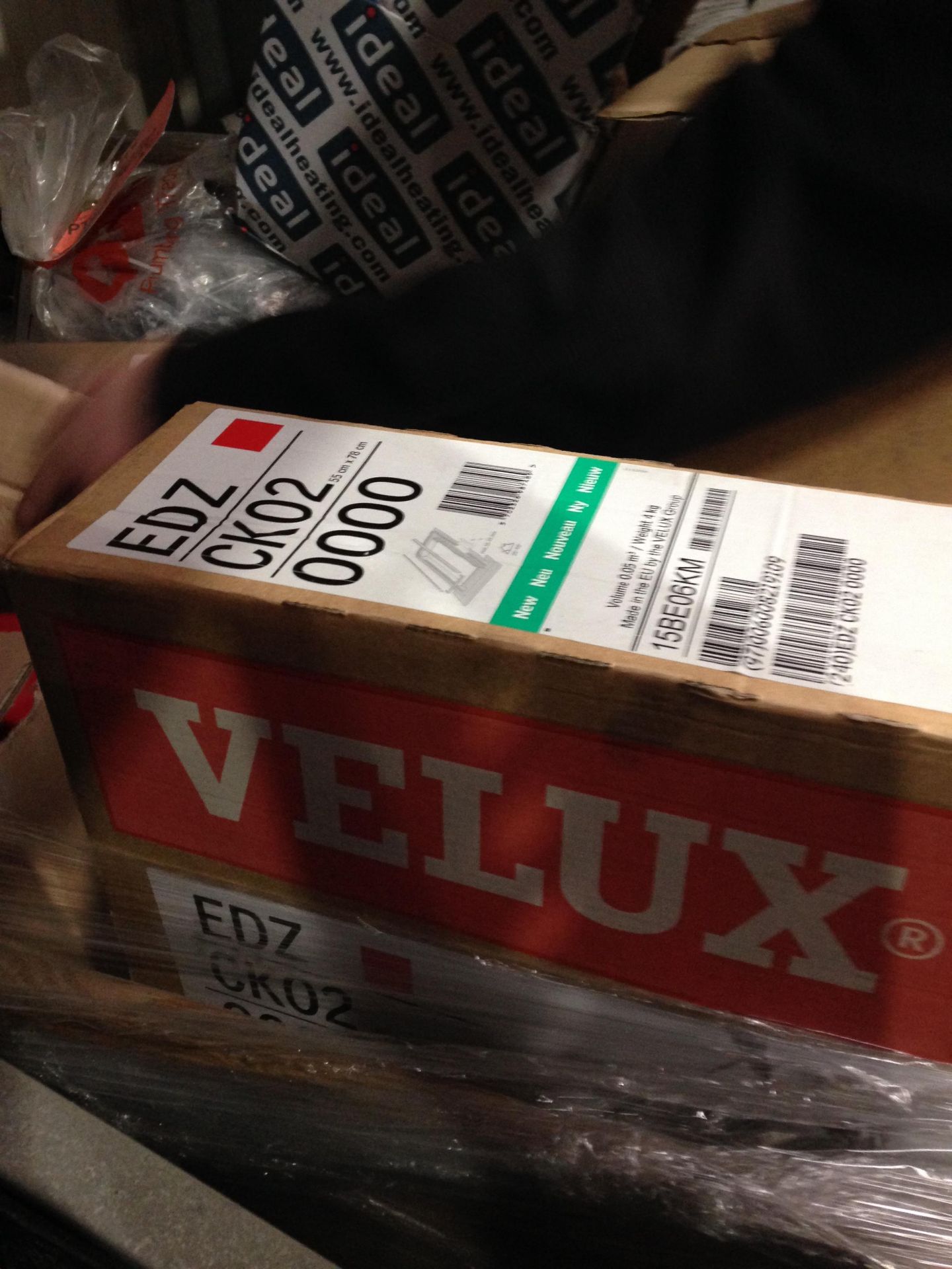 Pallet No- 1014 - Pallet of assorted goods incl. velux window, under balcony extension kit, fan assy - Image 4 of 6