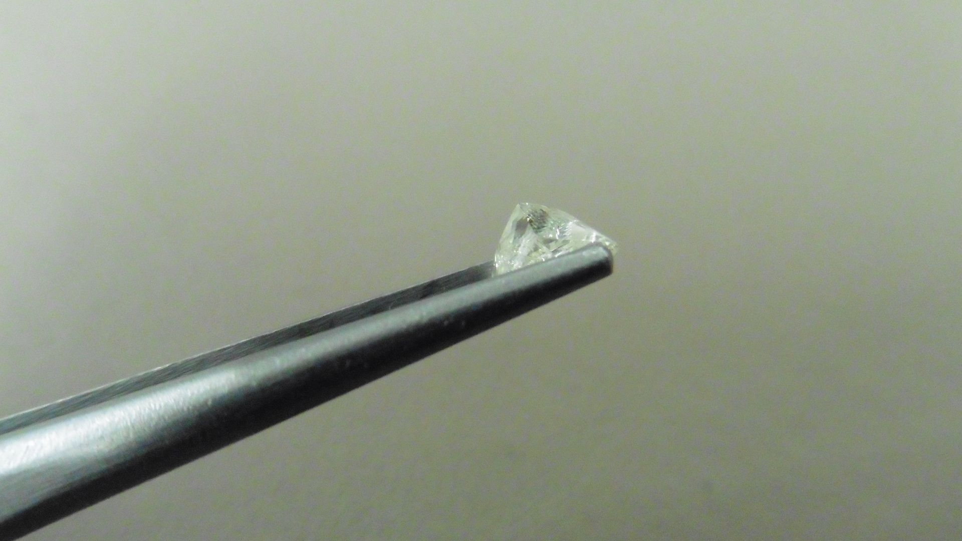 1.02ct natural loose princess cut diamond. K colour and si2 clarity. 5.31 x 5.16 x 4.02mm. No - Image 3 of 4