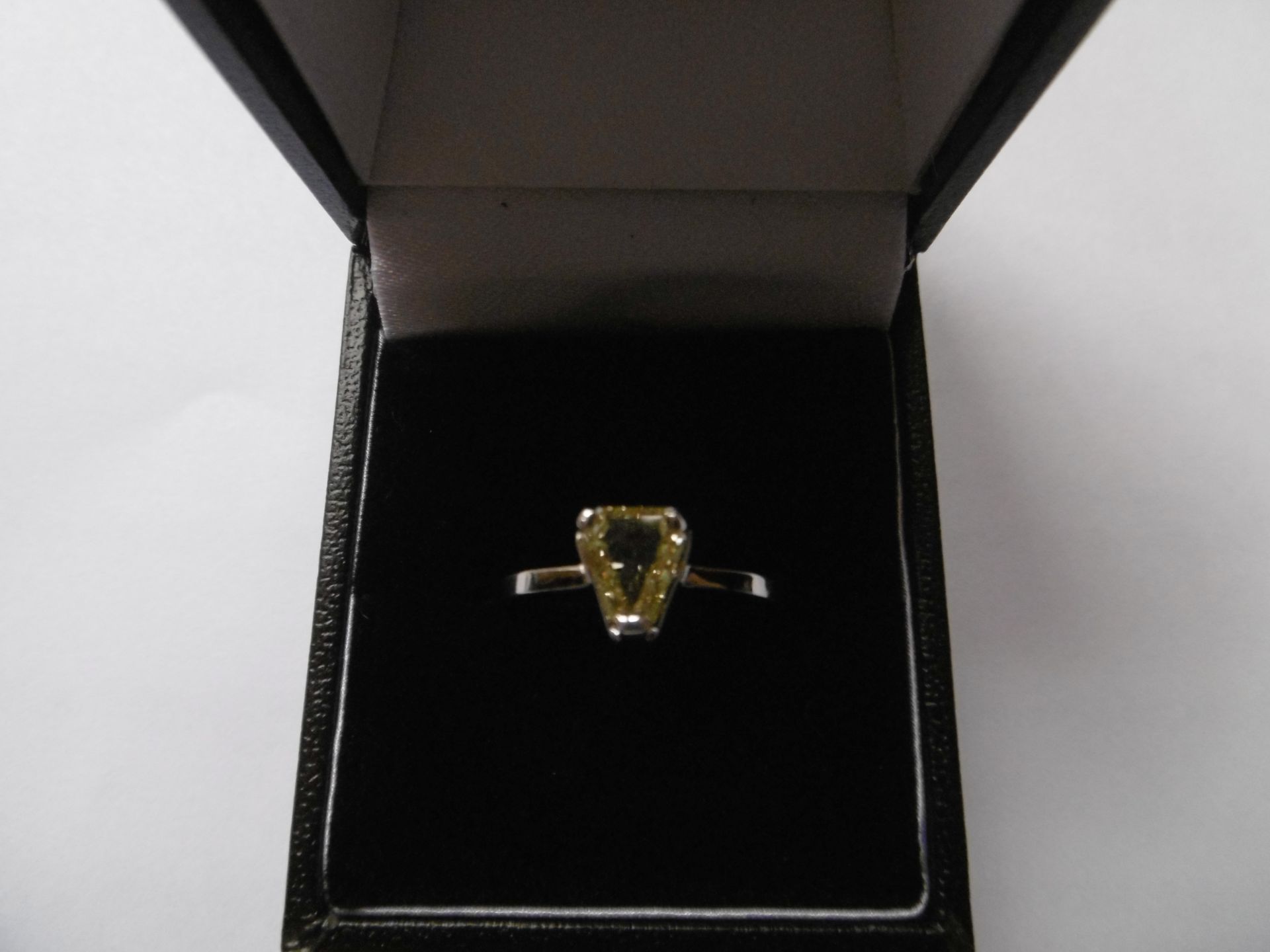 Natural fancy pale yellow diamond ring - Image 2 of 3