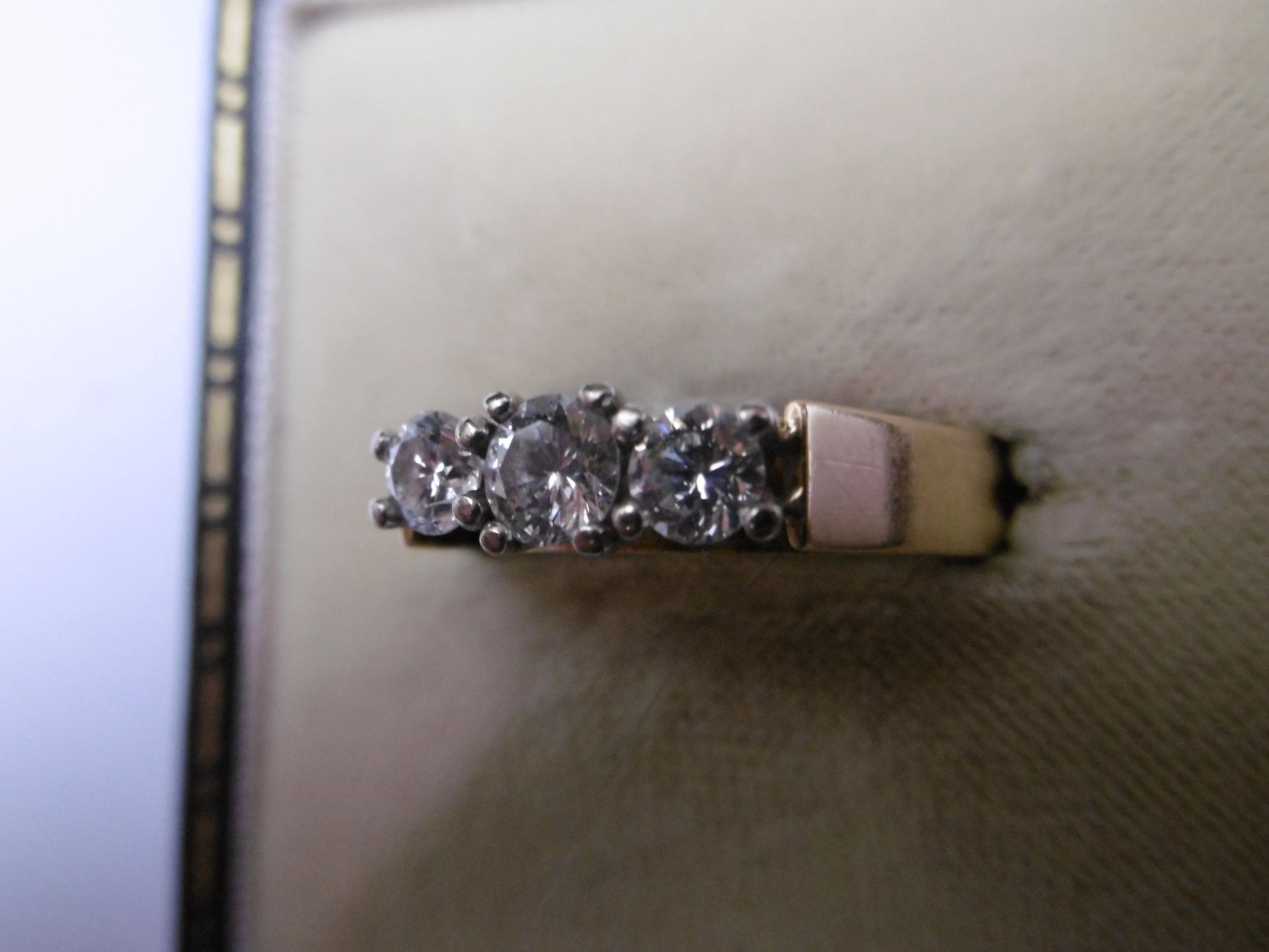 Beautifully designed 3 stone Diamond ring - Image 2 of 4