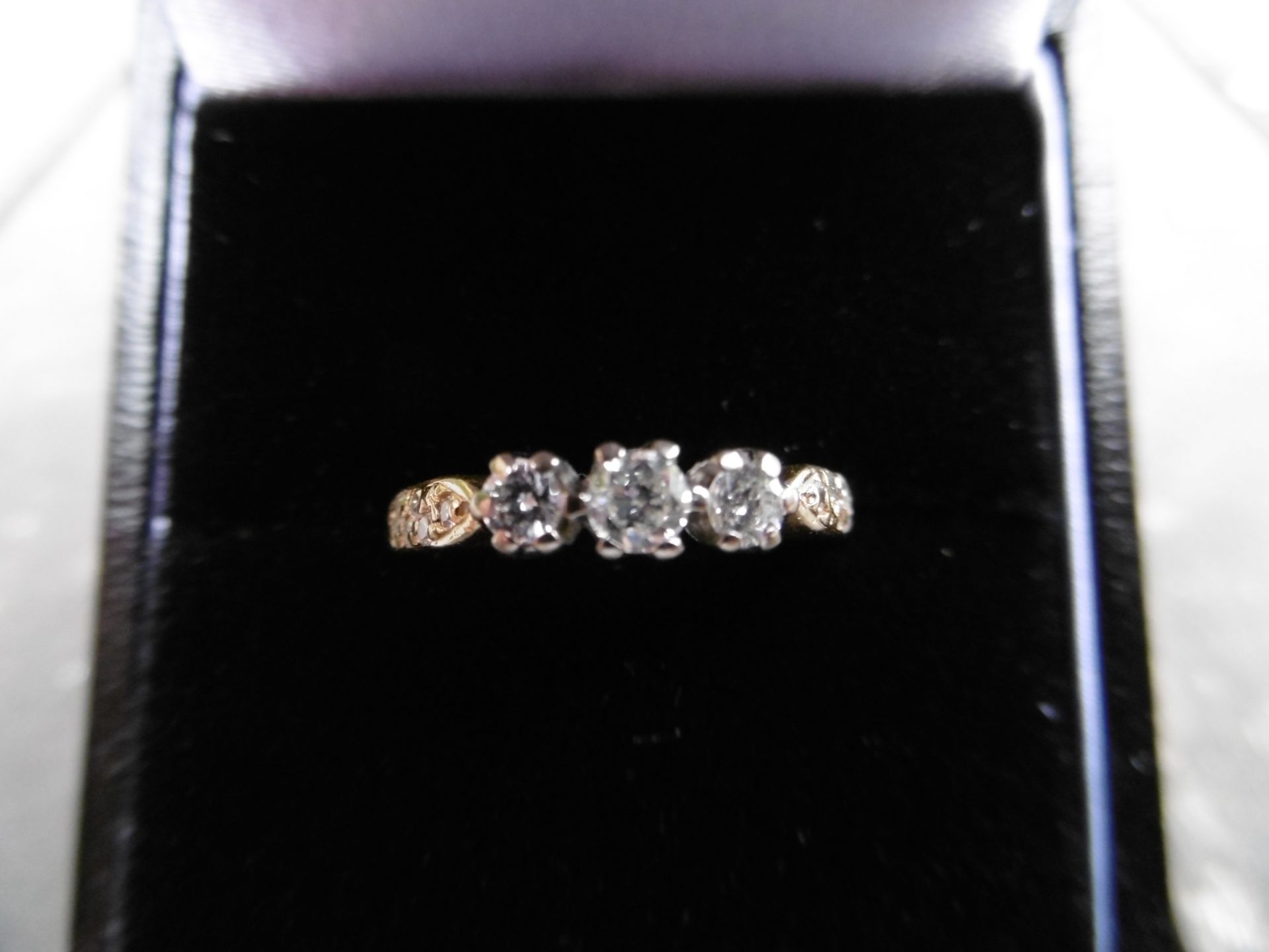 18ct Gold 3 stone Diamond ring - Image 3 of 3