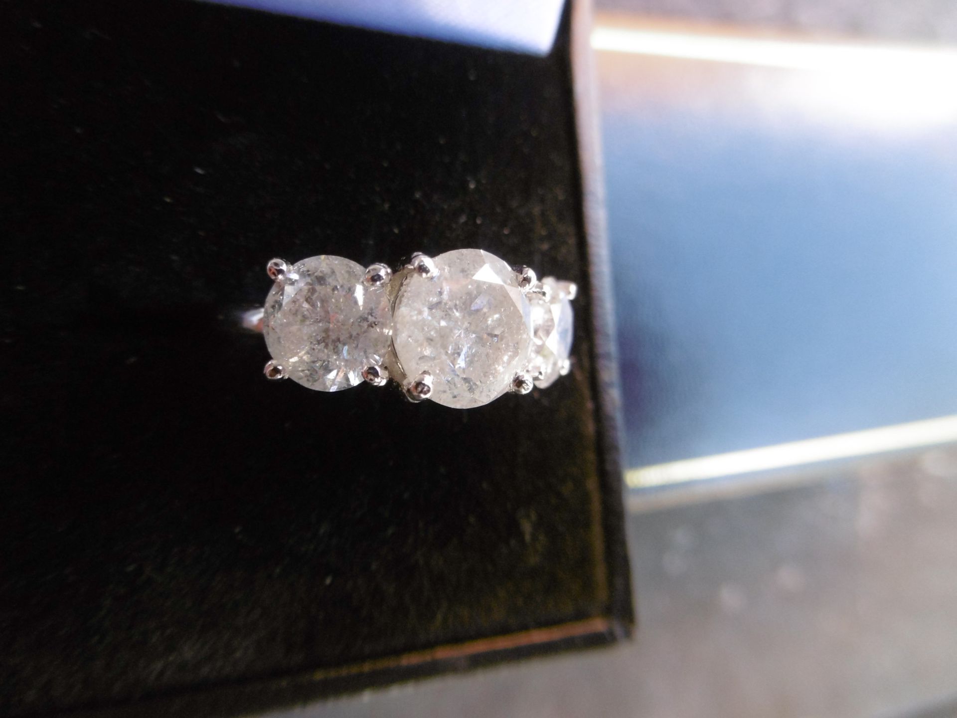 A large 3 stone diamond ring - Image 3 of 4