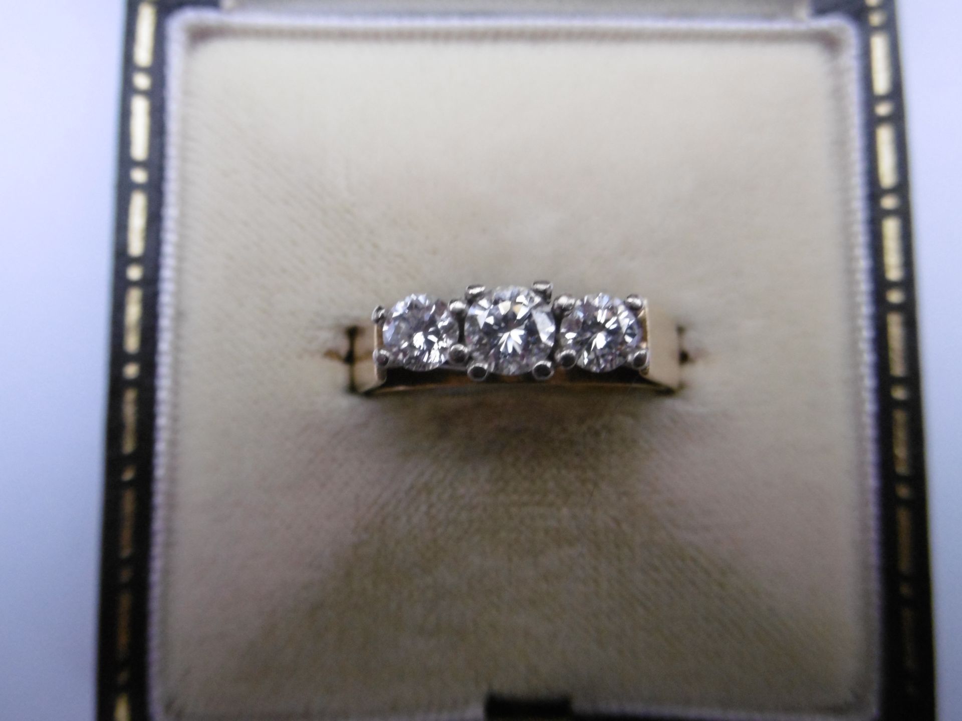 Beautifully designed 3 stone Diamond ring - Image 4 of 4