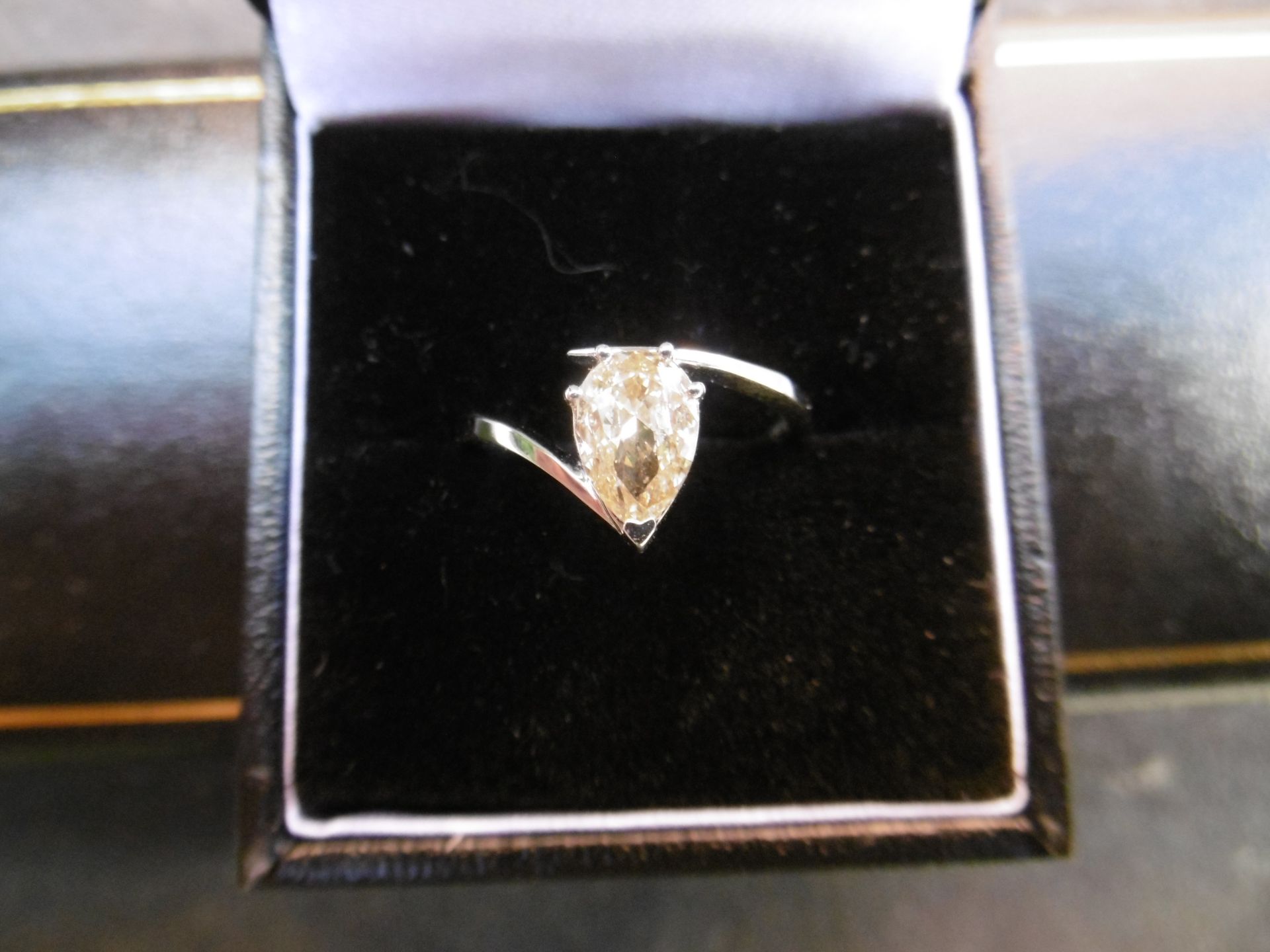 Natural fancy yellow diamond ring - Image 2 of 4