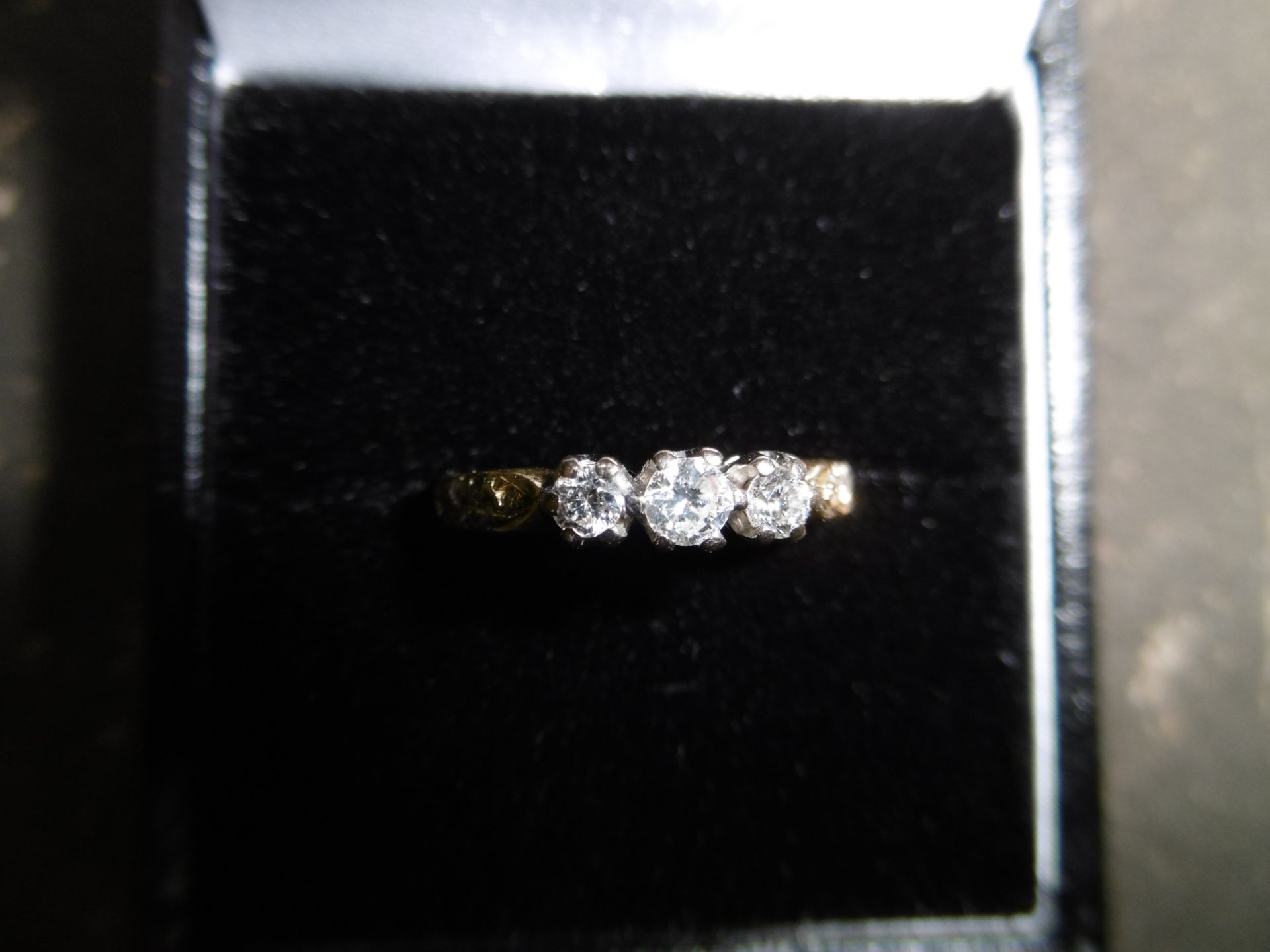 18ct Gold 3 stone Diamond ring - Image 2 of 3