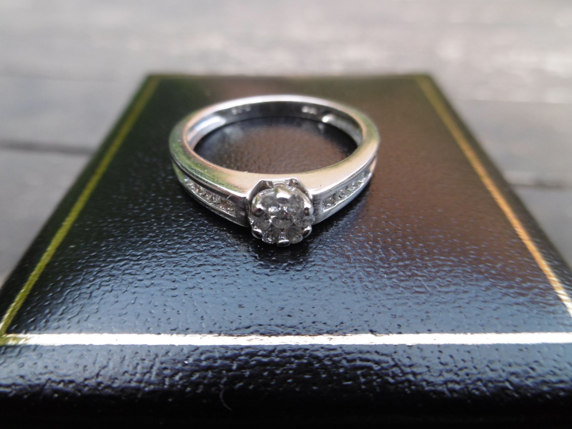 18ct White Gold Diamond ring - Image 2 of 2