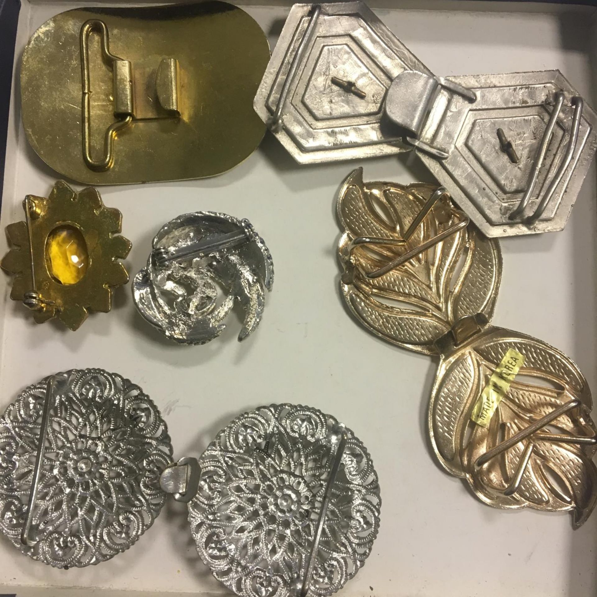 A group of 6 various vintage brooches and buckles - Image 2 of 2