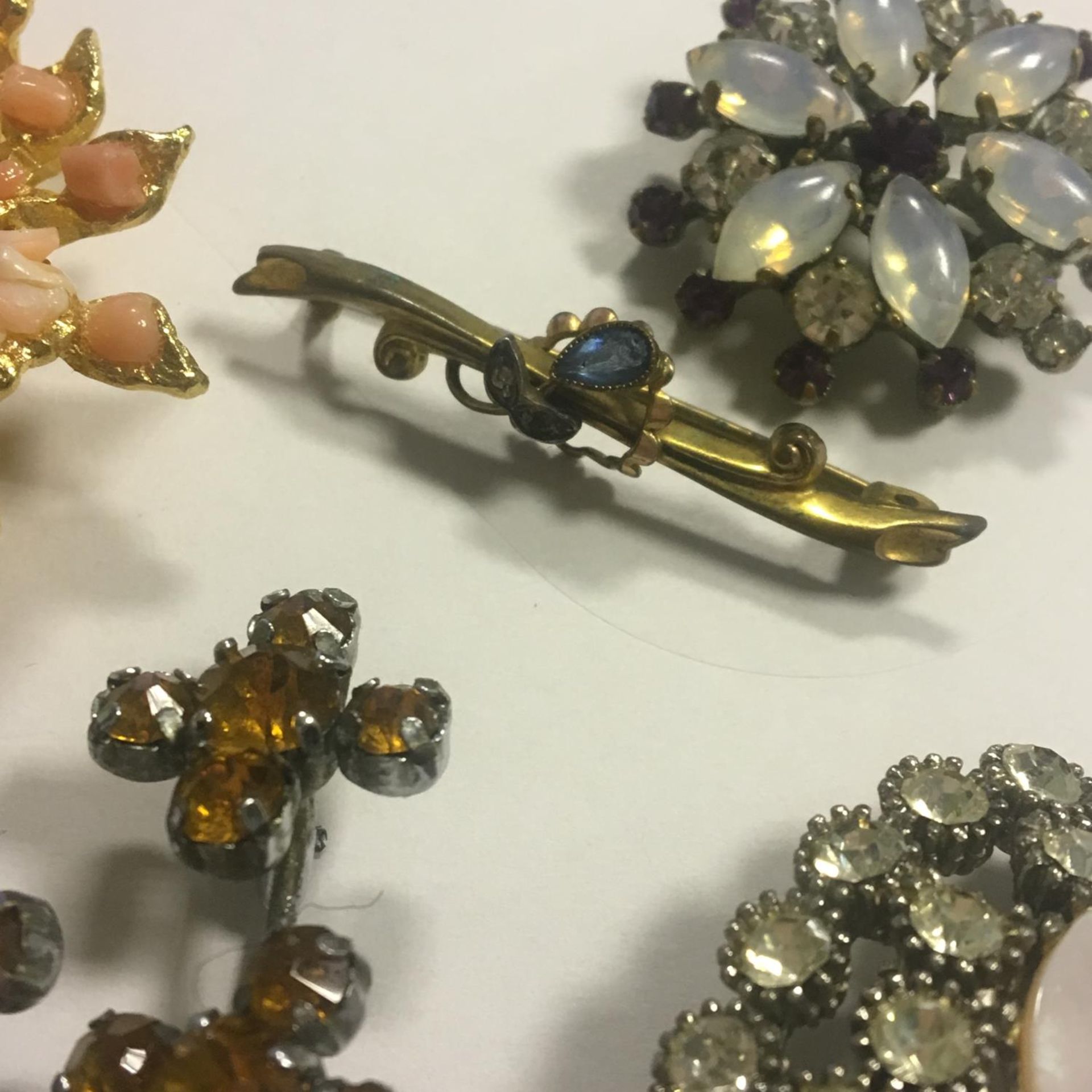 A group of 5 various vintage costume jewellery brooches - Image 2 of 3