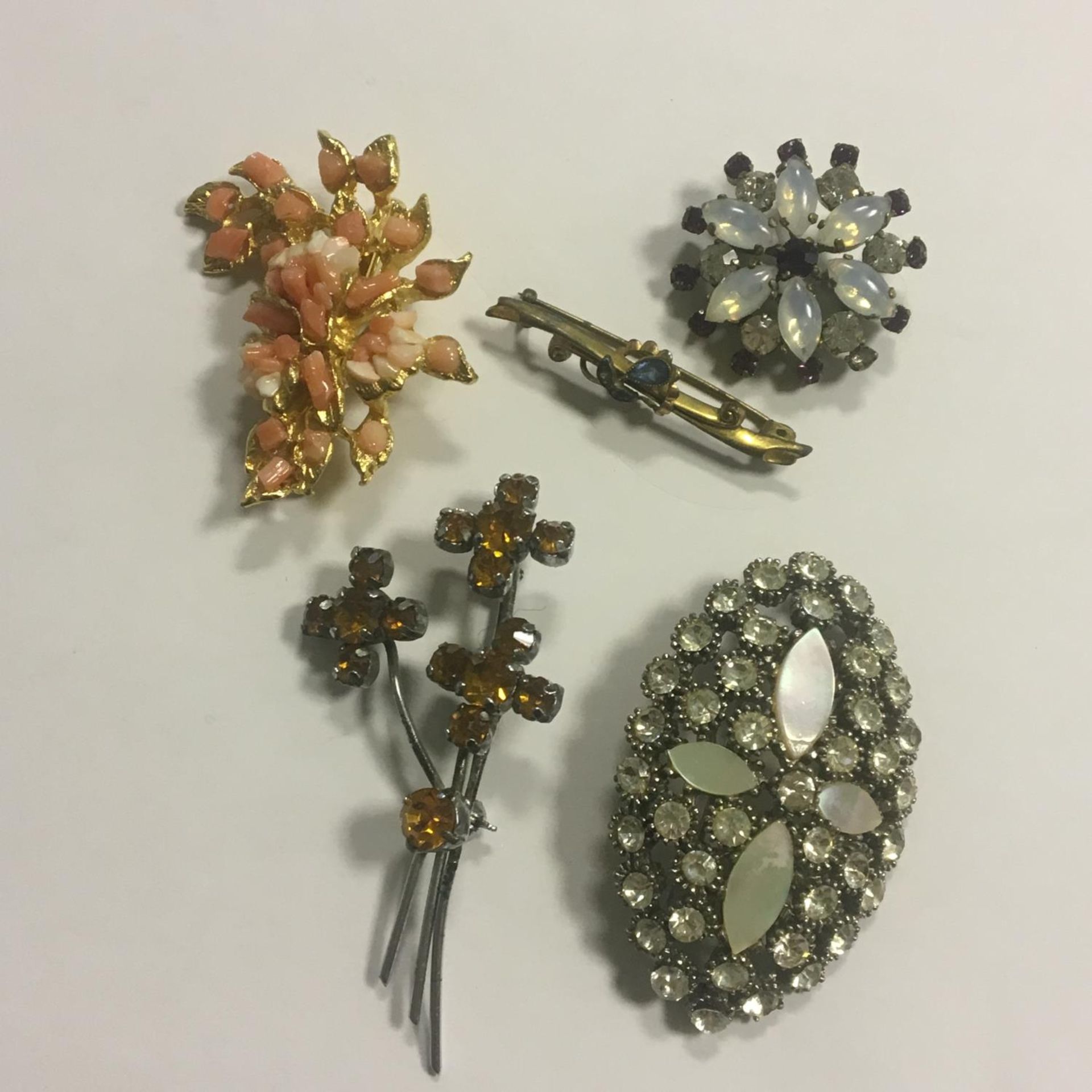 A group of 5 various vintage costume jewellery brooches